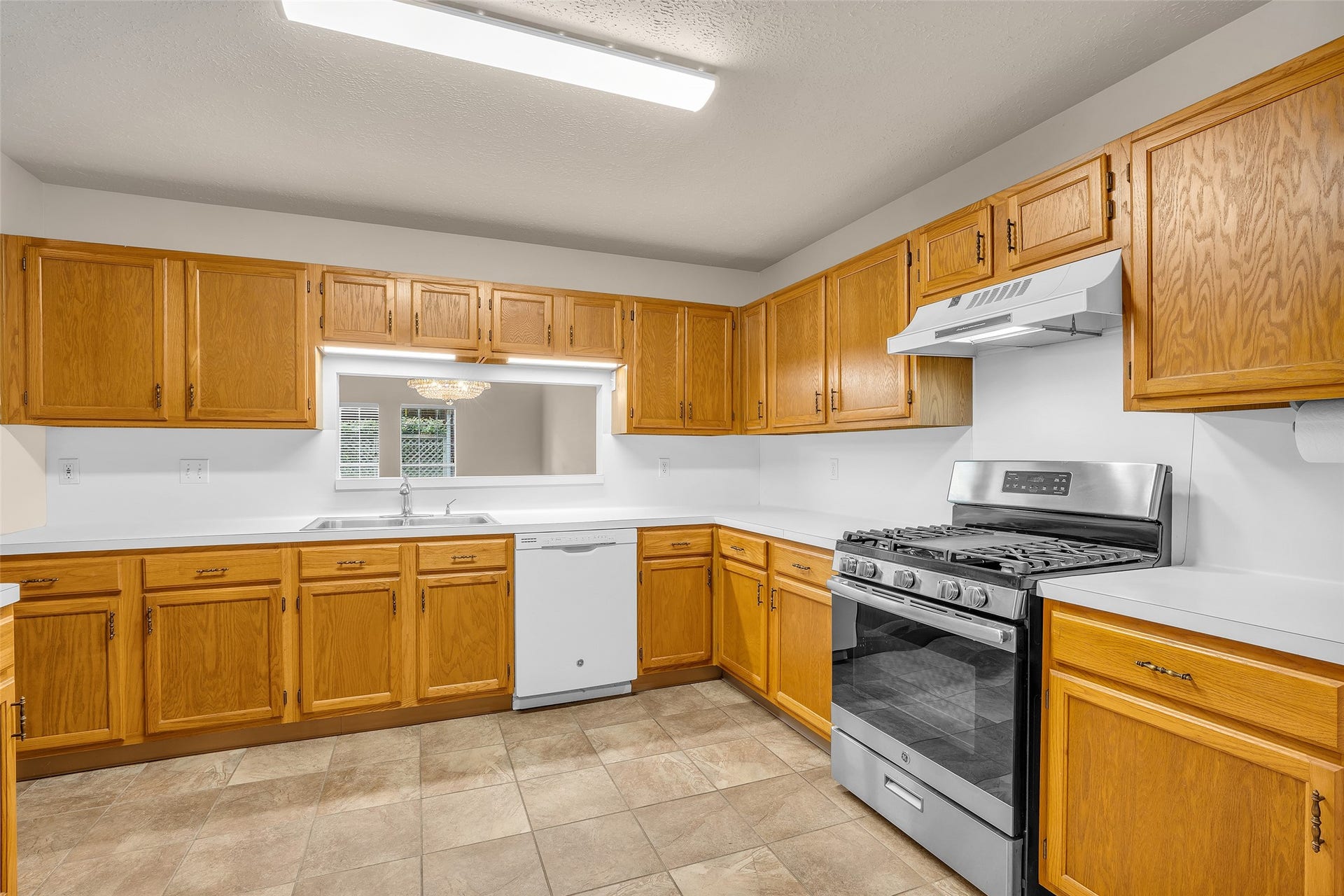 3310 Country Meadows Court, Pearland, TX 77584 Kitchen comes fully equipped with a gas oven, gas range, dishwasher, and disposal, providing convenience for everyday cooking and cleanup.