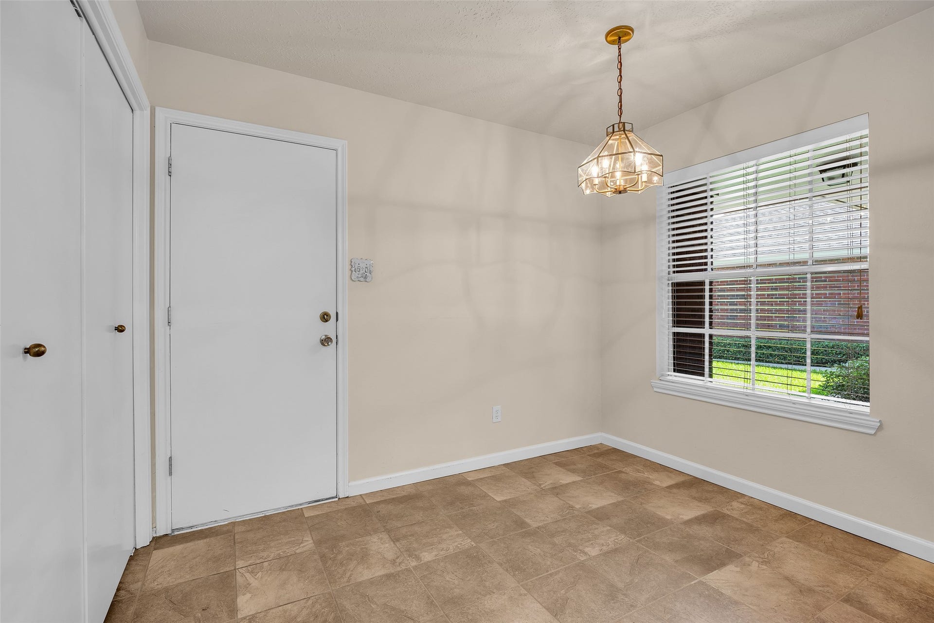 3310 Country Meadows Court, Pearland, TX 77584 Breakfast nook provides a cozy space for morning meals, offering a comfortable spot to enjoy a quiet start to the day.