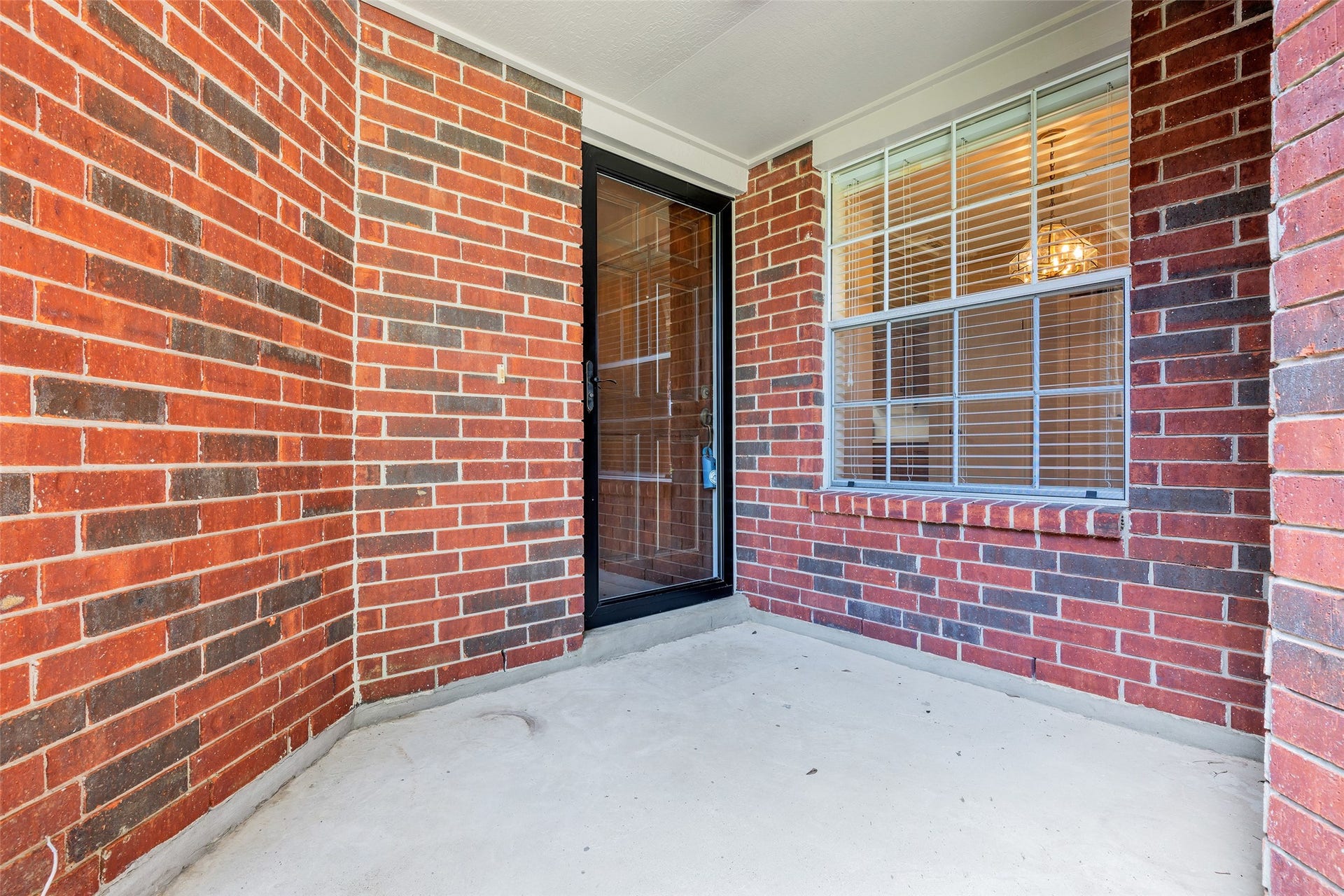 3310 Country Meadows Court, Pearland, TX 77584 The entrance is framed by classic red brick walls, adding a timeless and welcoming touch to the exterior.