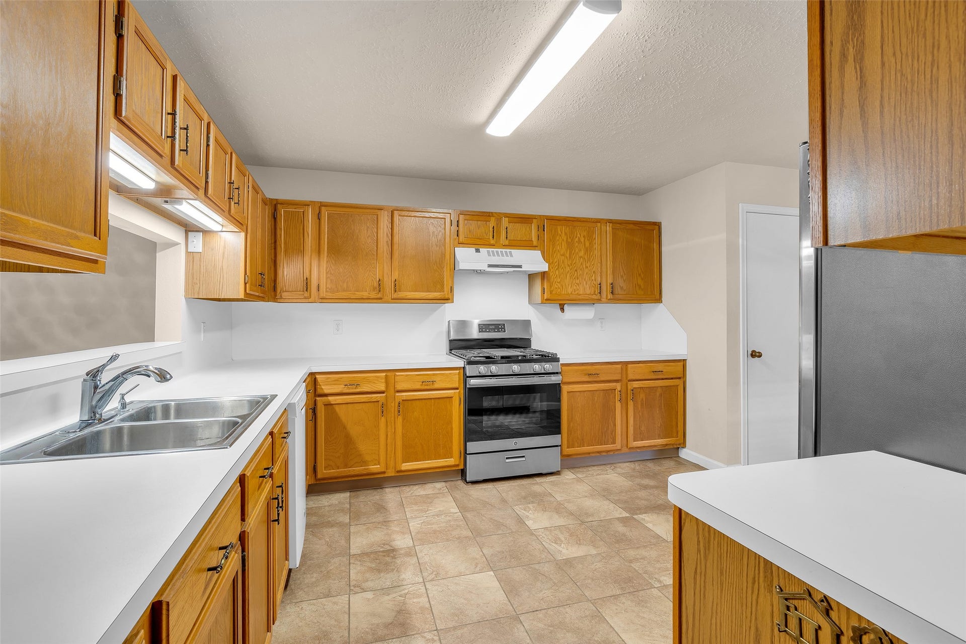 3310 Country Meadows Court, Pearland, TX 77584 Welcome to the kitchen- the heart of the home. Designed as a central gathering space for cooking and dining, and everyday connection.