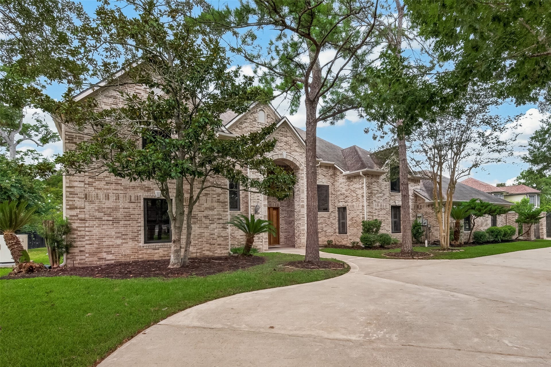 The circle drivewat in front with lots of established trees lead you to this stunning home.