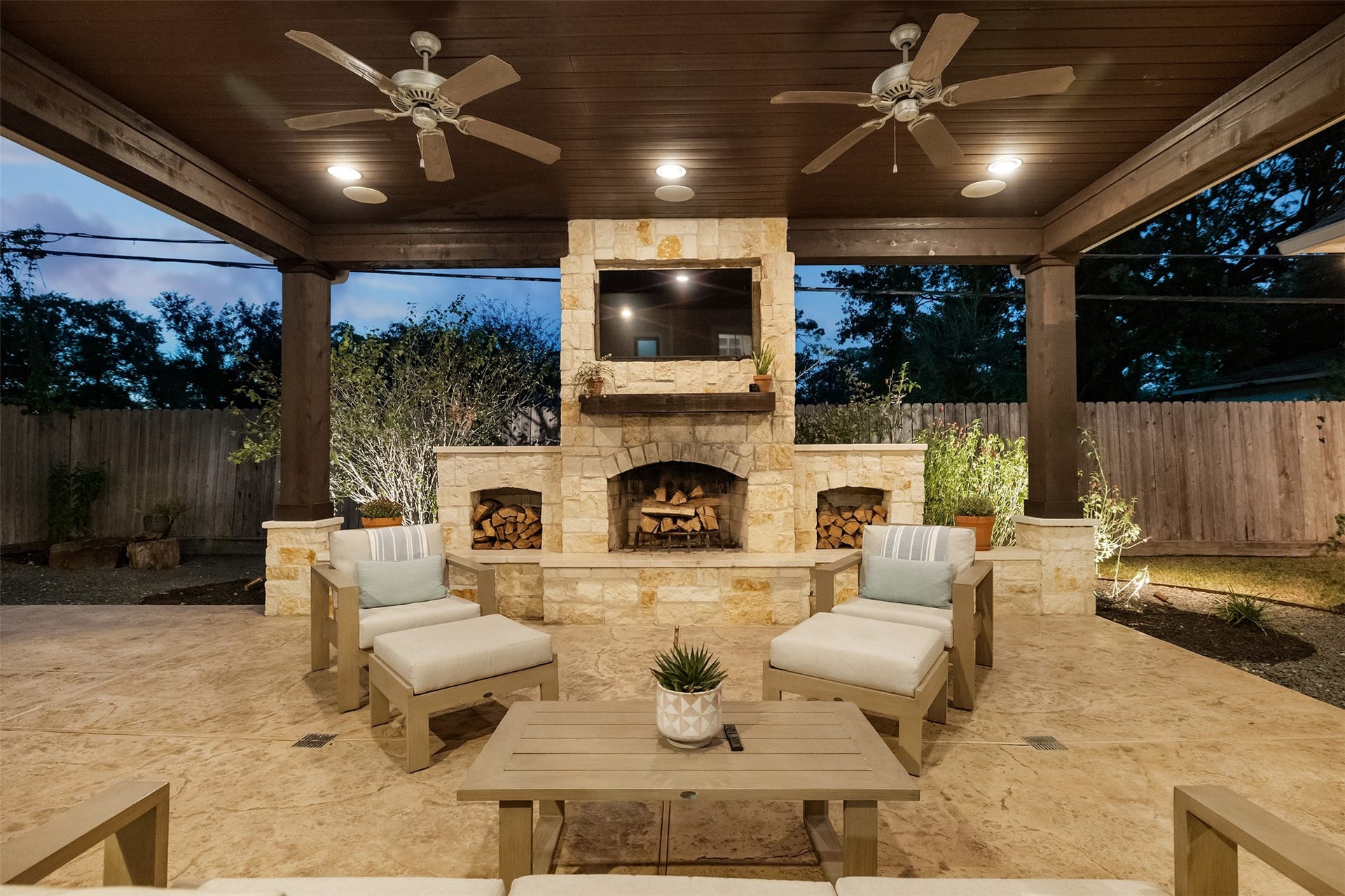 Absolutely Amazing outdoor living room!