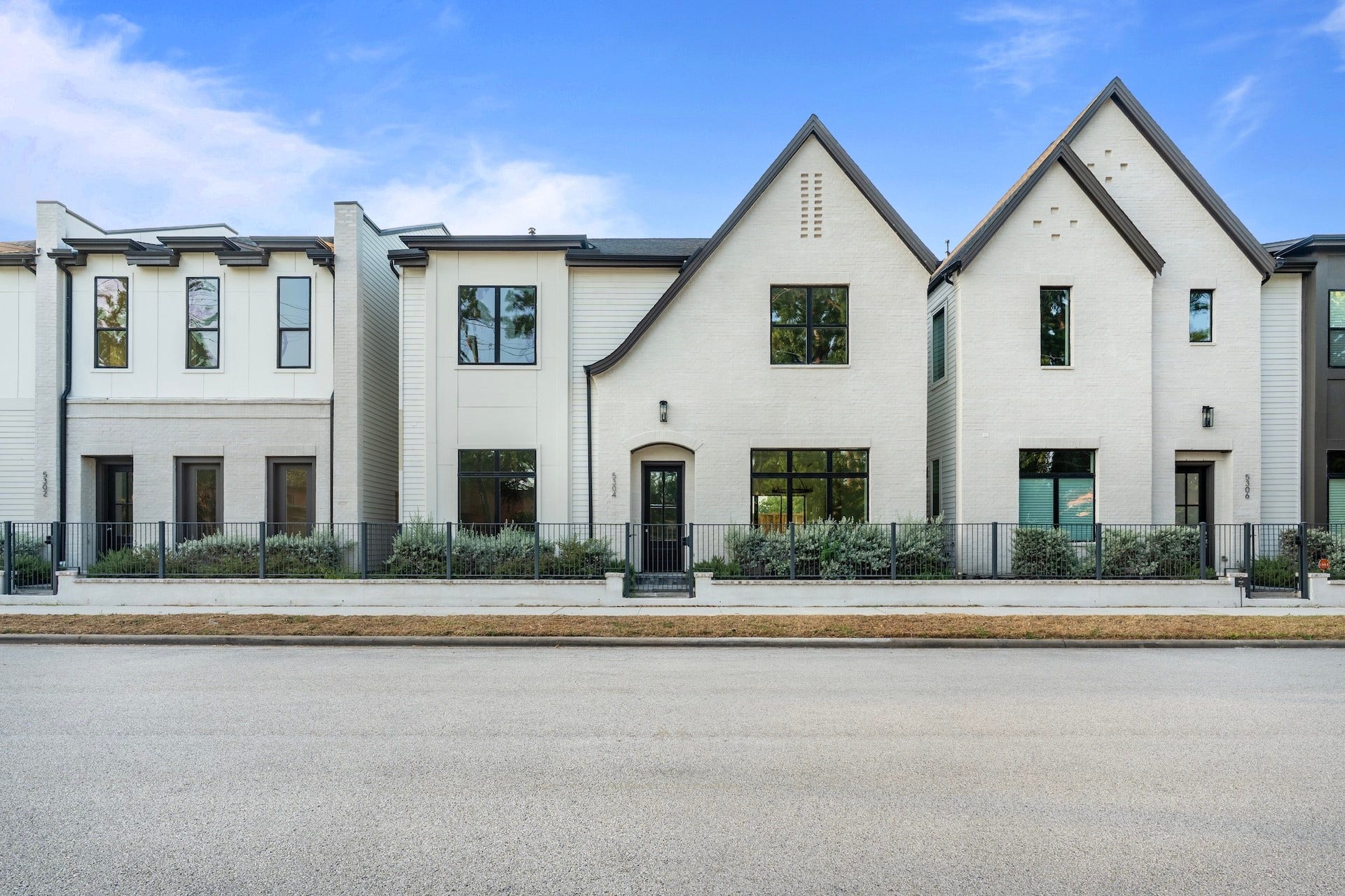 Exceptional Curb Appeal - This home comes with a well-proportioned handsome elevation.
Elegant combination of hand slurred brick, painted carriage style garage door with a terracotta
paver driveway.