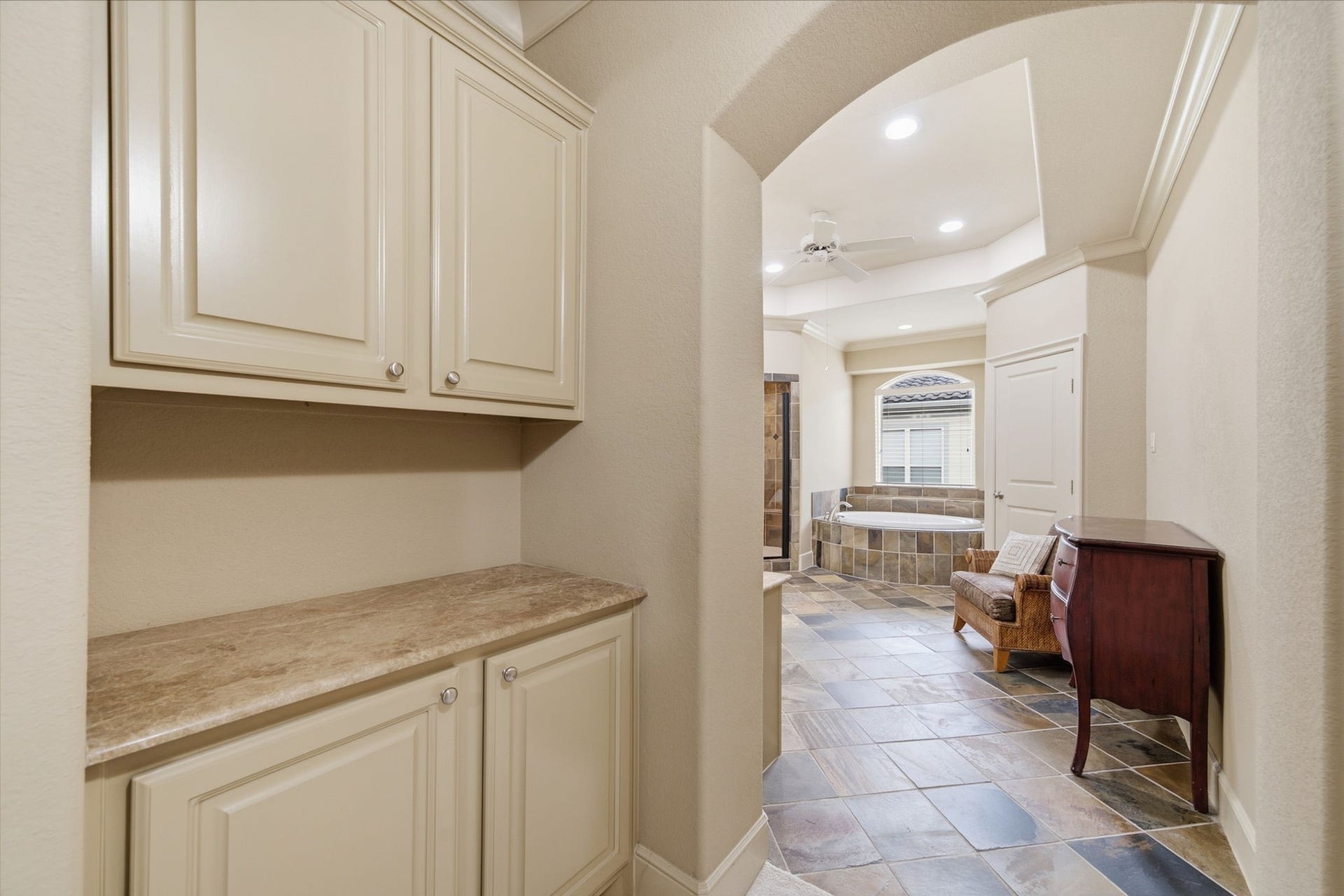 15 Laurelwood Drive, Houston, TX 77058 A coffee or beverage and snack bar offers convenient nightime and morning access...
