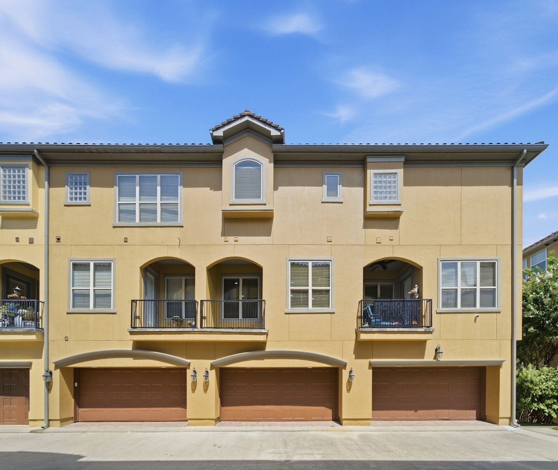 15 Laurelwood Drive, Houston, TX 77058 Garage parking with access into the townhouse has plenty of space for parking and toys...