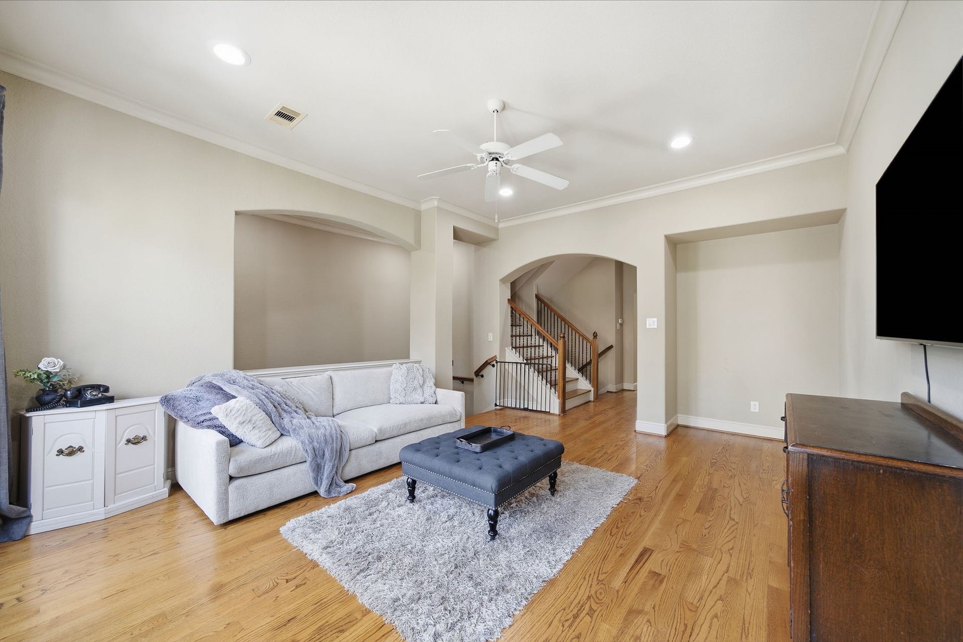 15 Laurelwood Drive, Houston, TX 77058 The main living area is comfortable and inviting...
