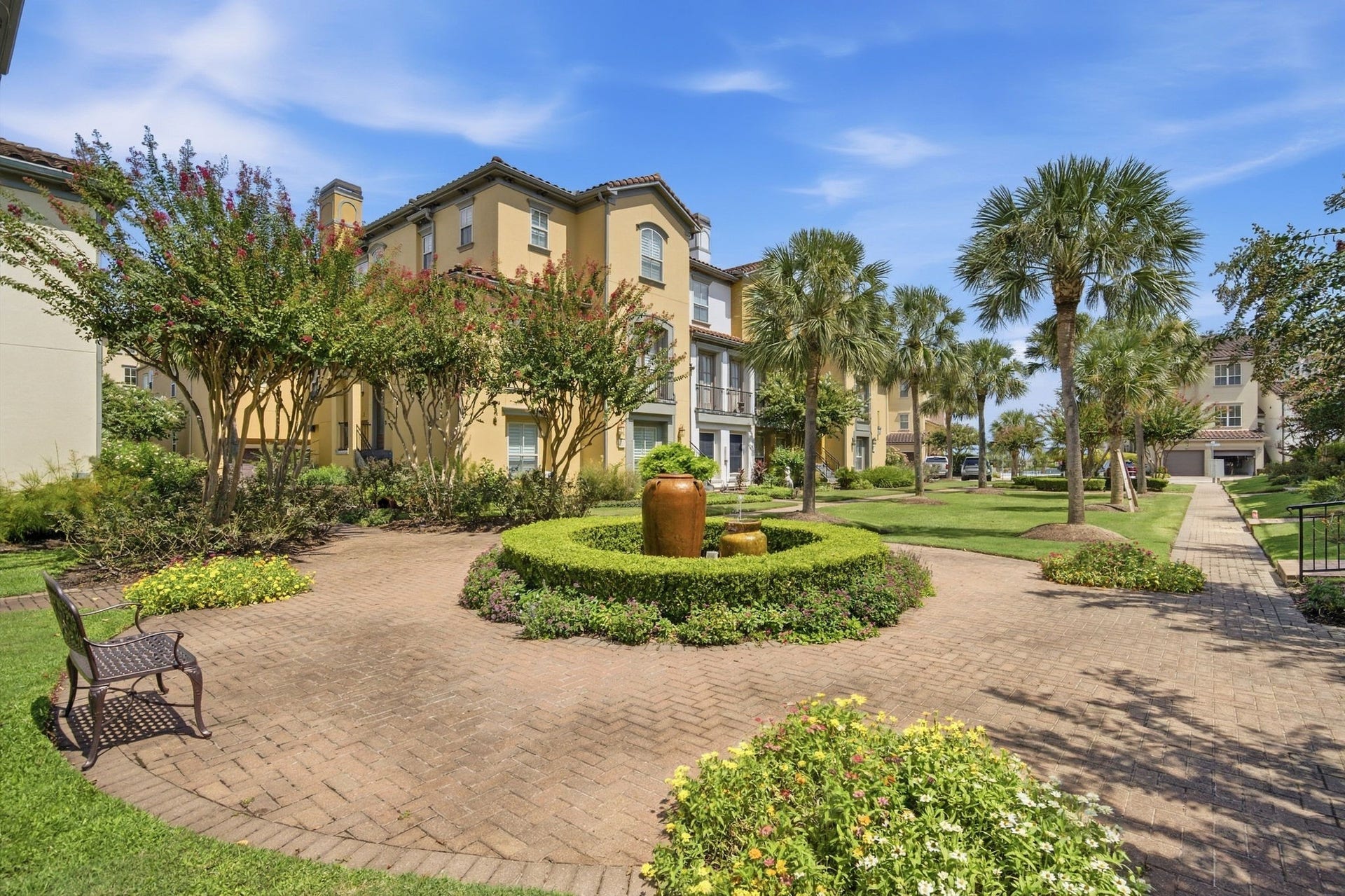 15 Laurelwood Drive, Houston, TX 77058 Space to enjoy the resort style setting