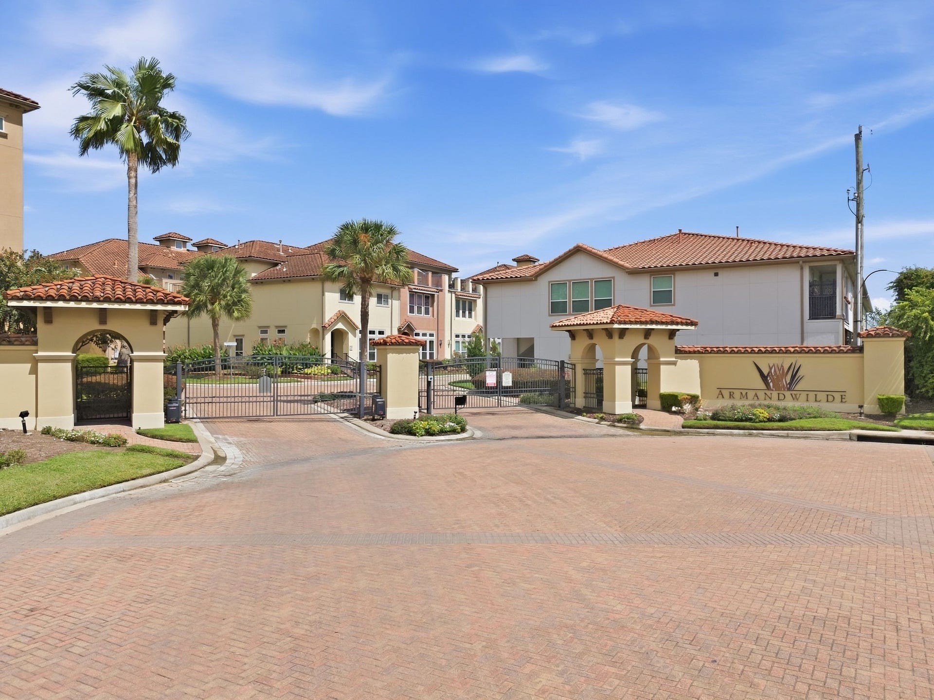 15 Laurelwood Drive, Houston, TX 77058 Welcome to Armanwilde, a gated waterfront townhouse community...