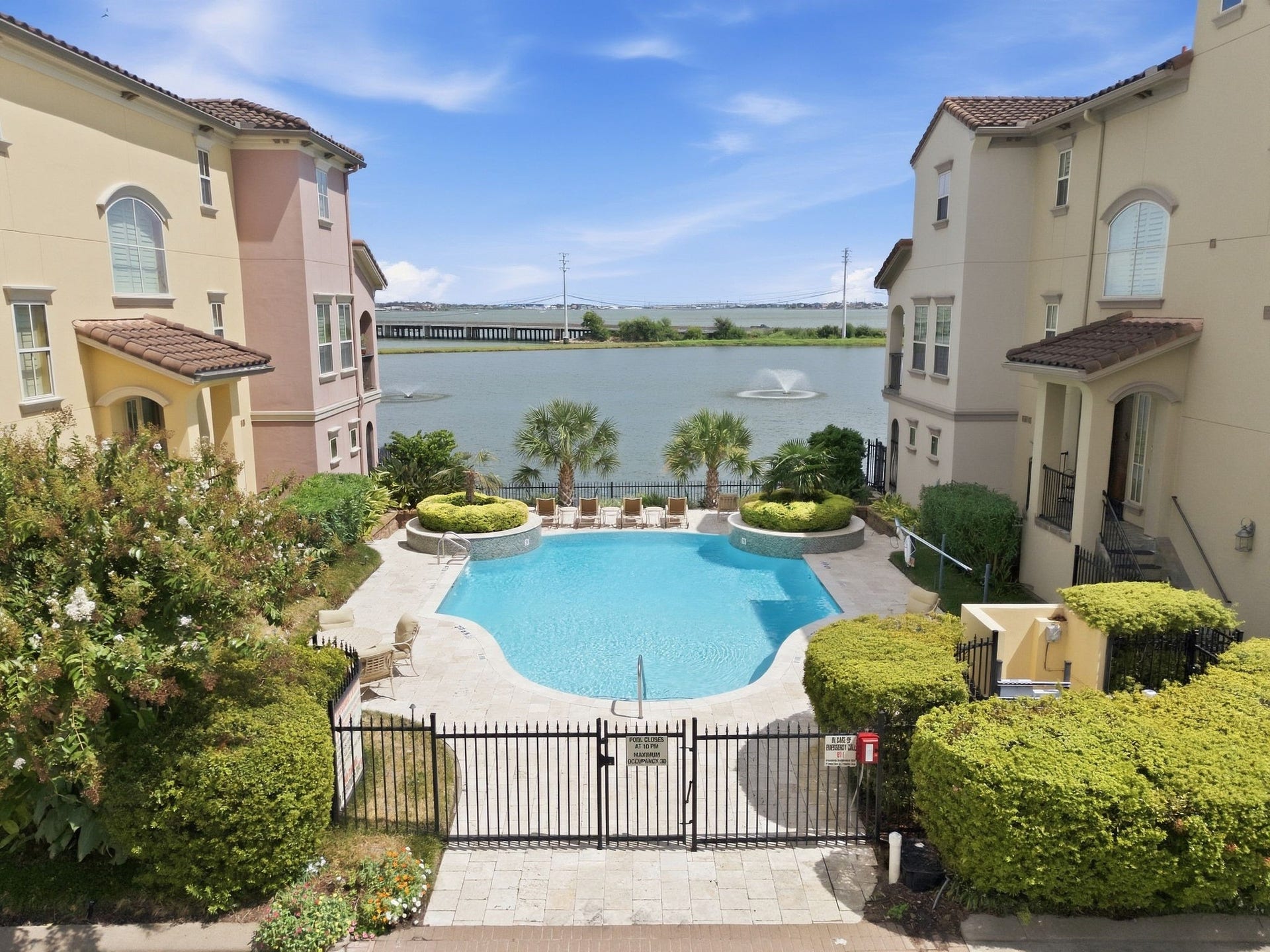 15 Laurelwood Drive, Houston, TX 77058 Not just a home, your lifestyle...