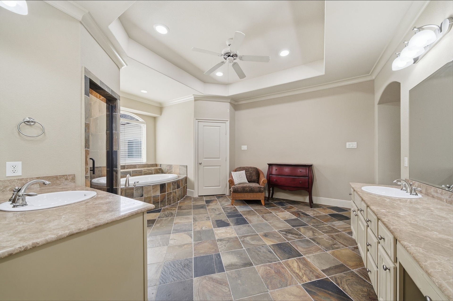 15 Laurelwood Drive, Houston, TX 77058 Relax in the soaking tub or refresh in the walk-in shower...
