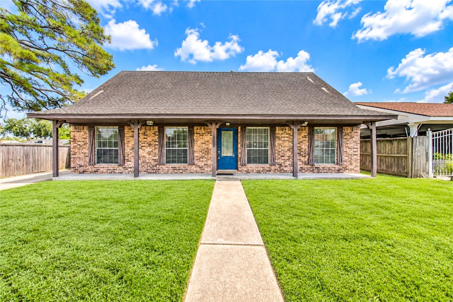 Property photo for 10403 Huntington Point Drive, Houston, TX