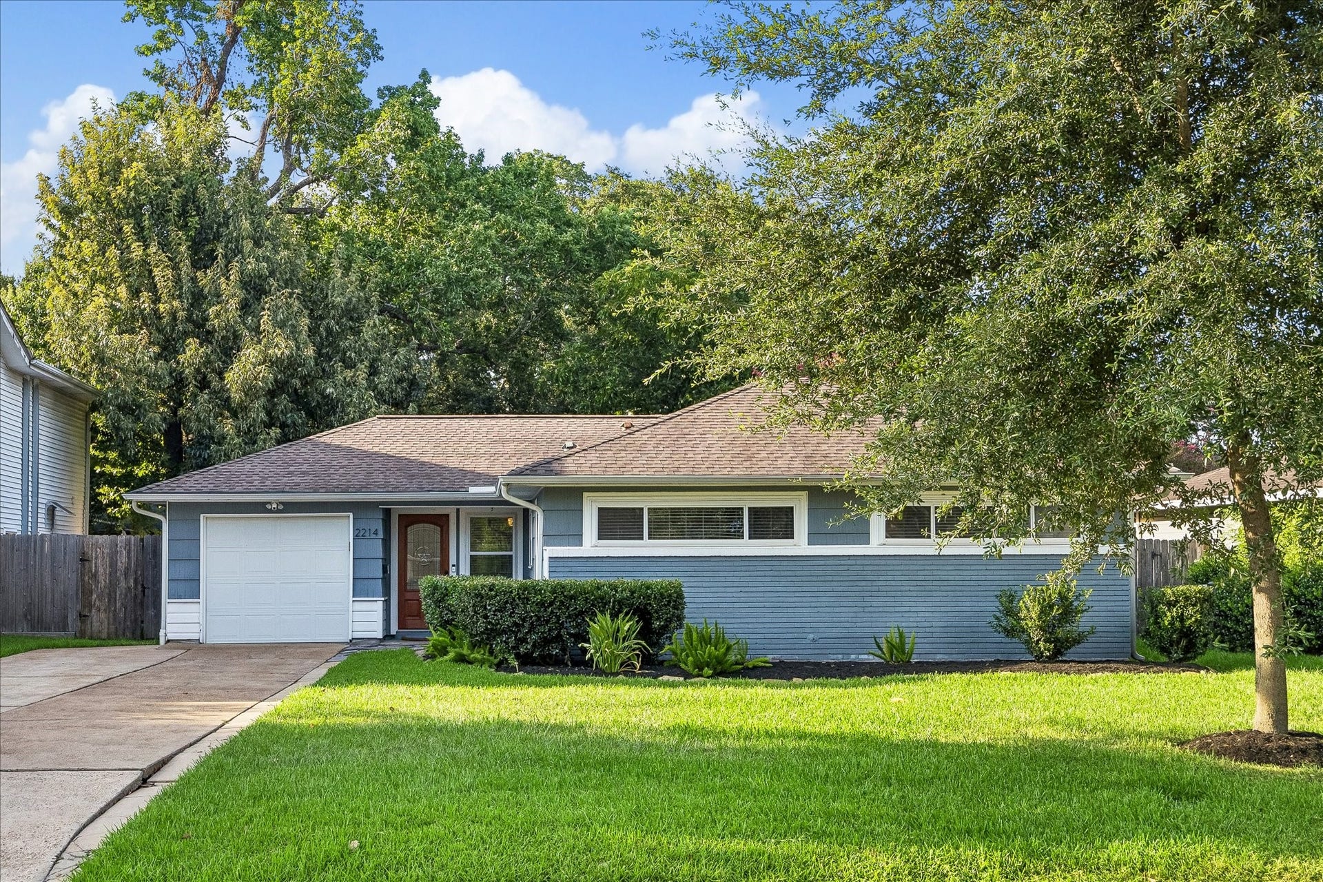 2214 Saxon Drive, Houston, TX 77018 Manicured landscaping and mature shade trees create inviting curb appeal from the moment you arrive. Single story living in a well established neighborhood combines timeless character with everyday convenience.
