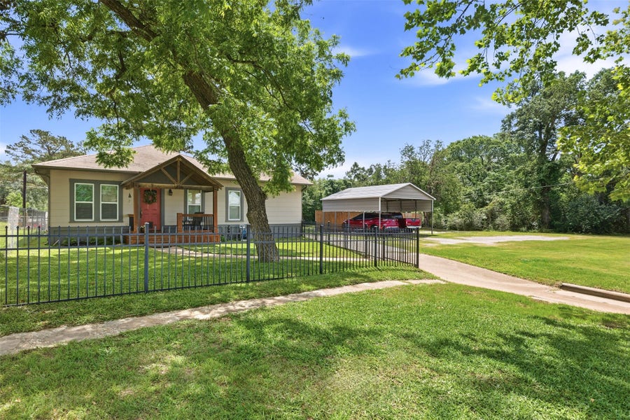 Property photo for 1726 13th Street, Hempstead, TX
