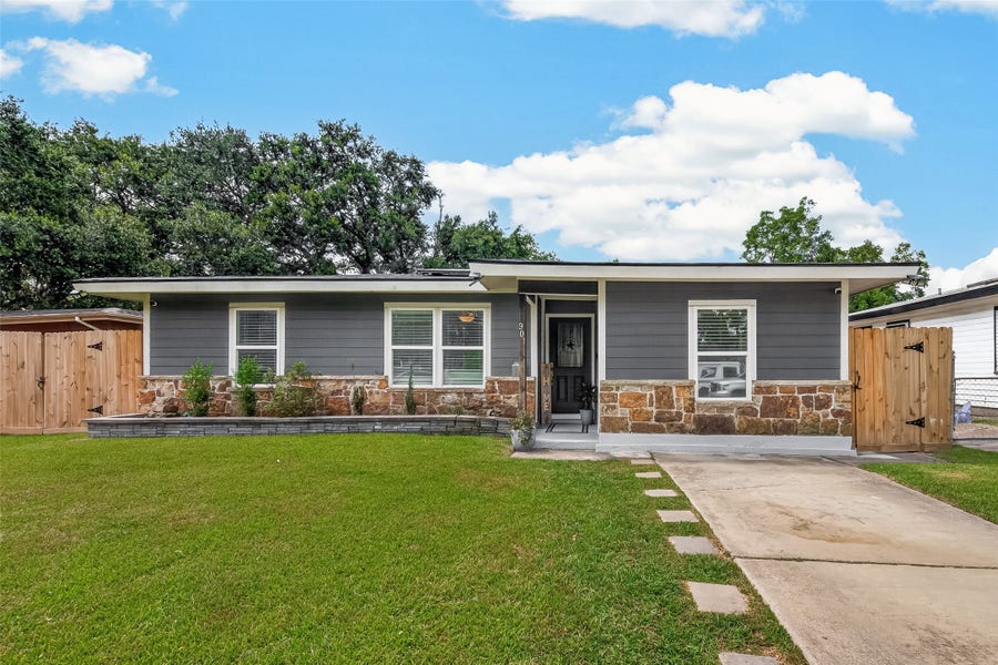 Property photo for 901 Temple Circle, Hitchcock, TX