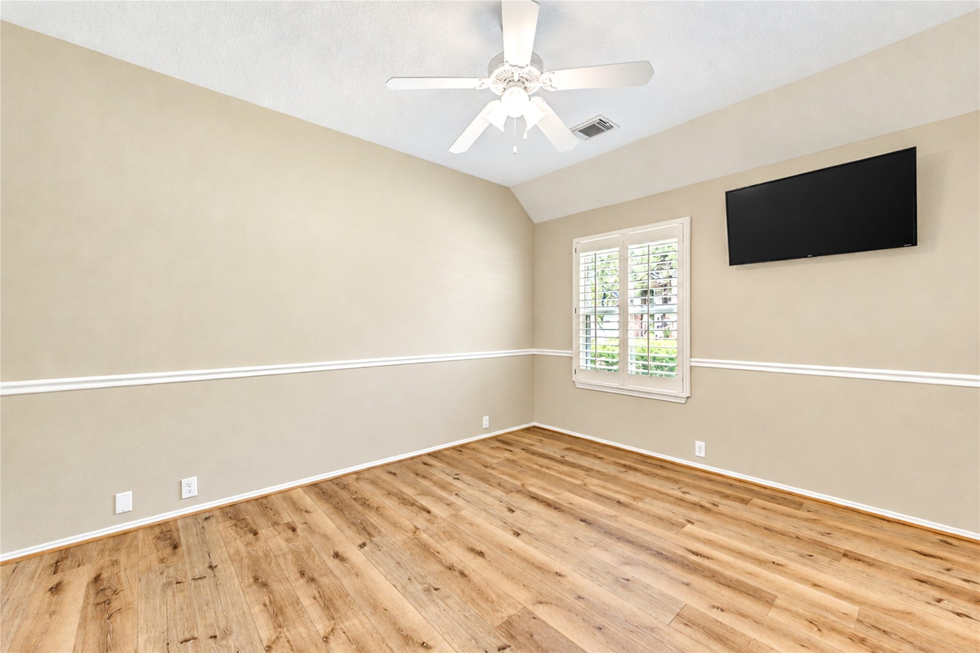 Secondary bedroom