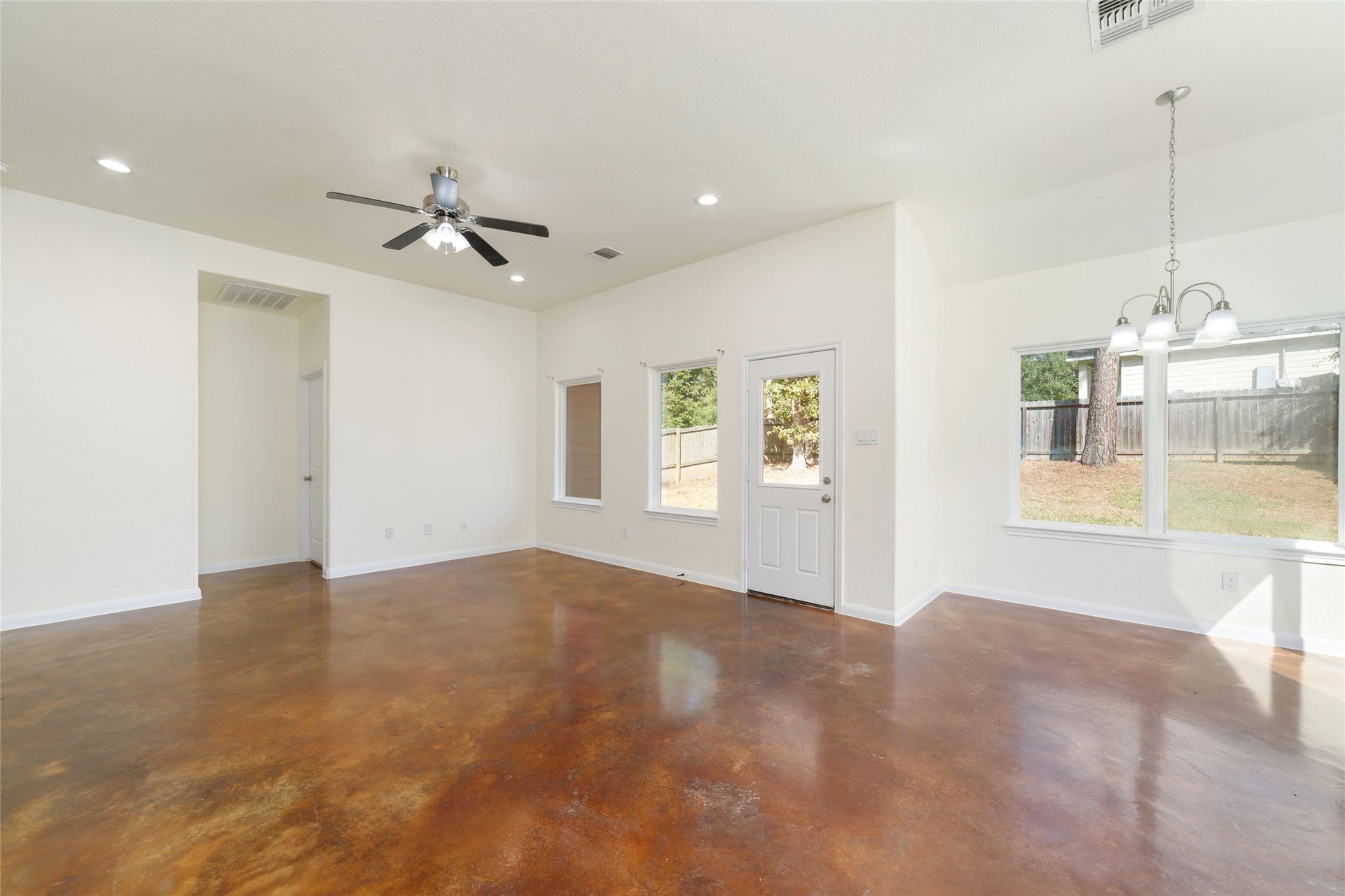 15704 Sycamore Drive, Montgomery, TX 77356 Living/Breakfast area view