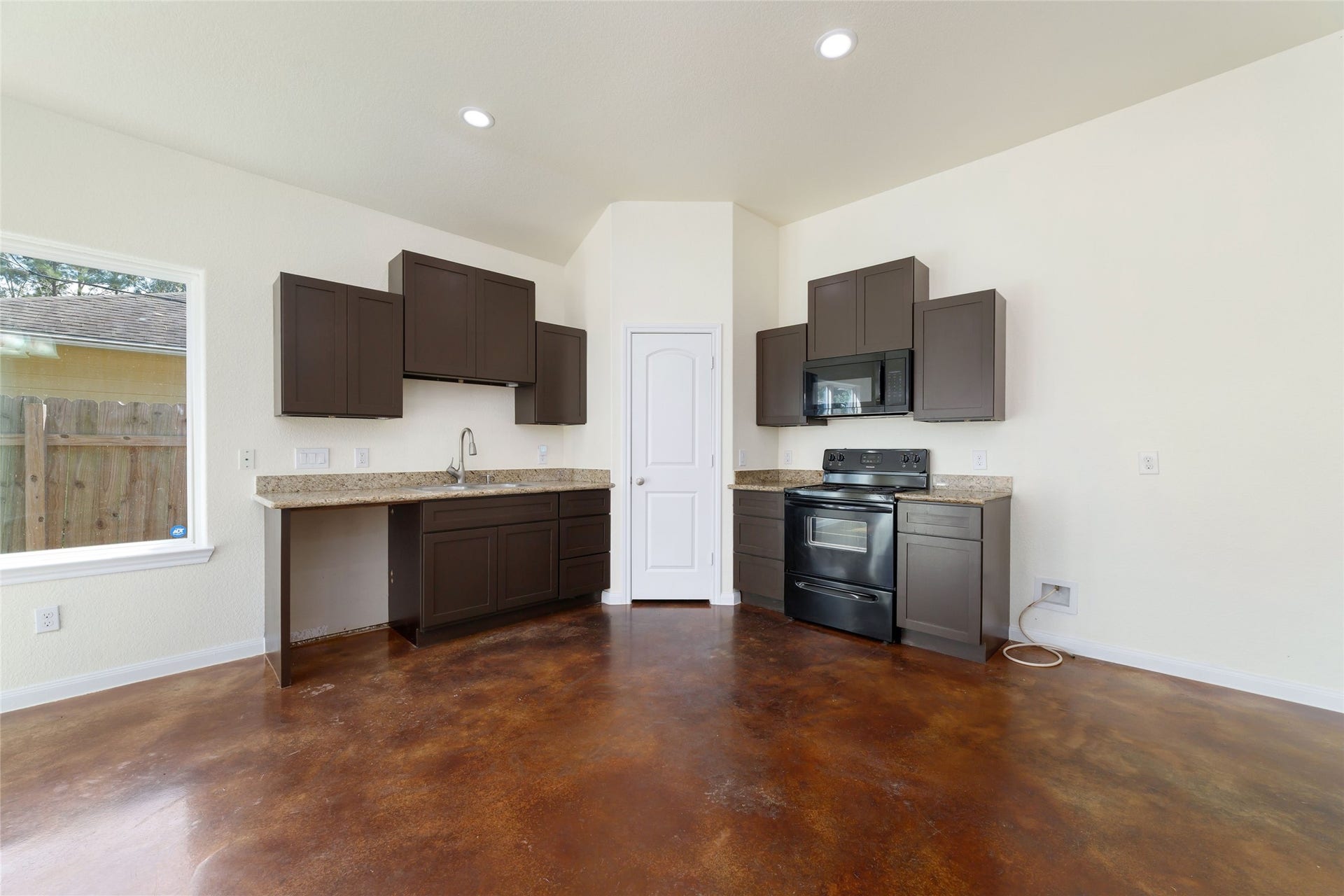 15704 Sycamore Drive, Montgomery, TX 77356 Kitchen view 1