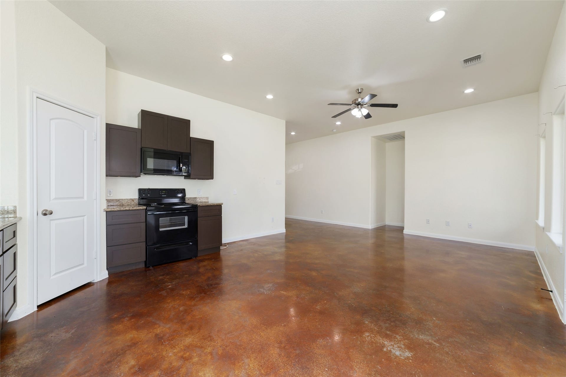 15704 Sycamore Drive, Montgomery, TX 77356 Living room view 2