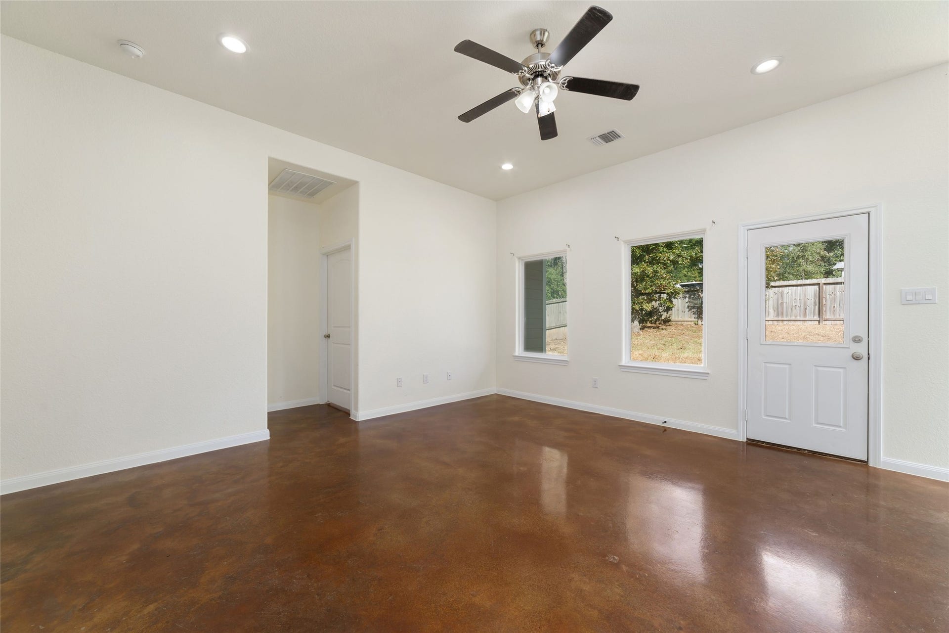 15704 Sycamore Drive, Montgomery, TX 77356 Living room view