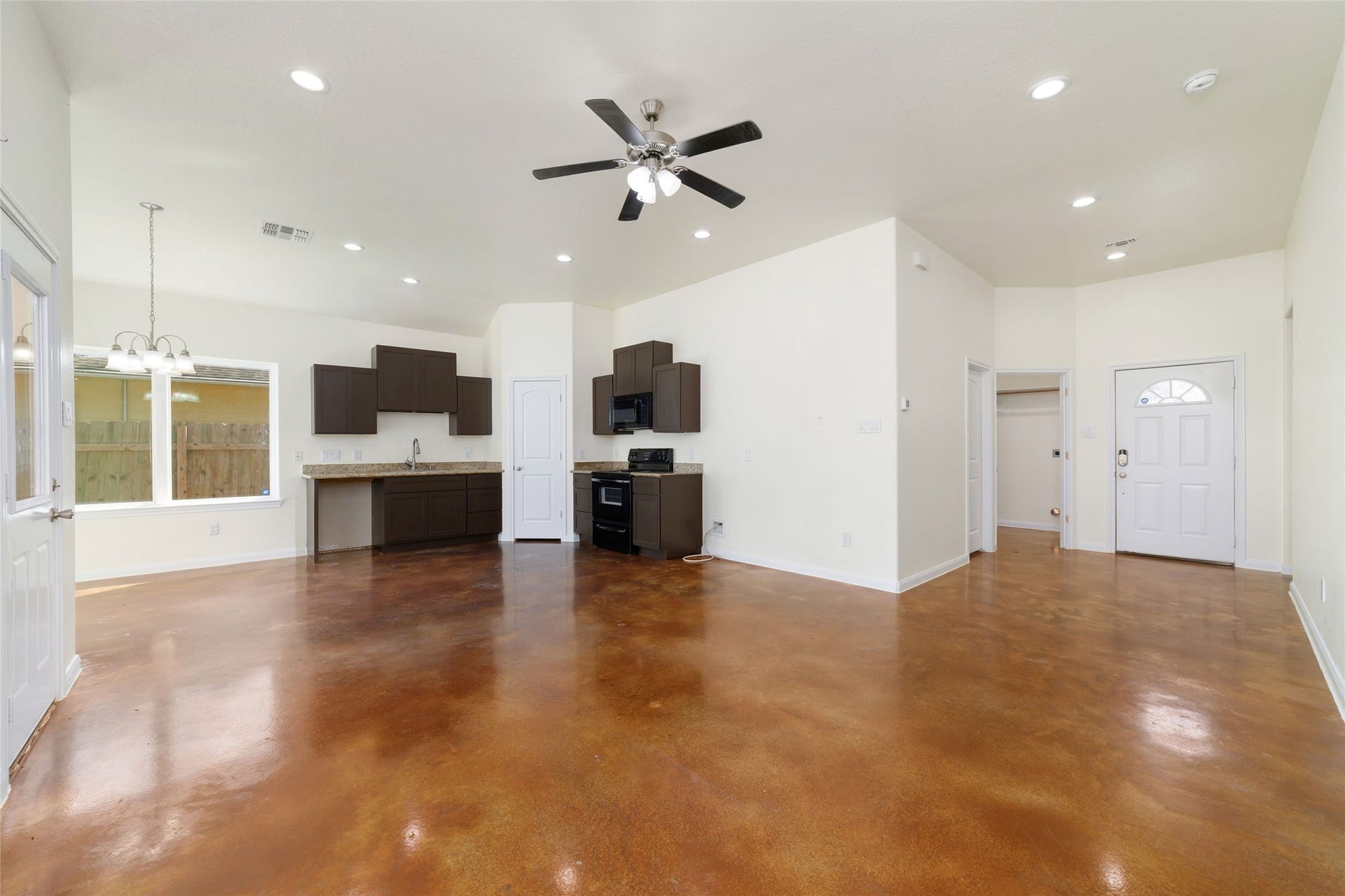 15704 Sycamore Drive, Montgomery, TX 77356 Open kitchen/living combo view