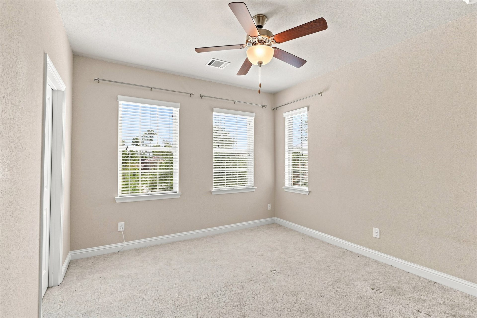 35 Gracenote Pl, The Woodlands, TX 77375 Guest bedroom