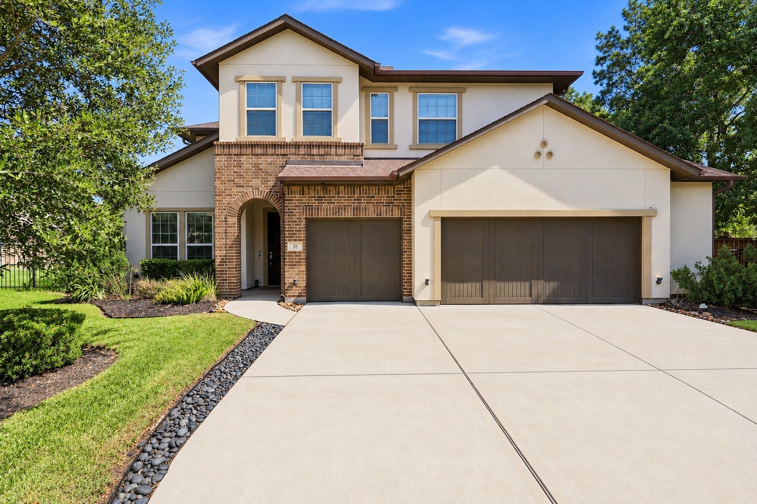 35 Gracenote Pl, The Woodlands, TX 77375 Gracepoint Place is located in the desirable community of Woodlands Creekside Park.