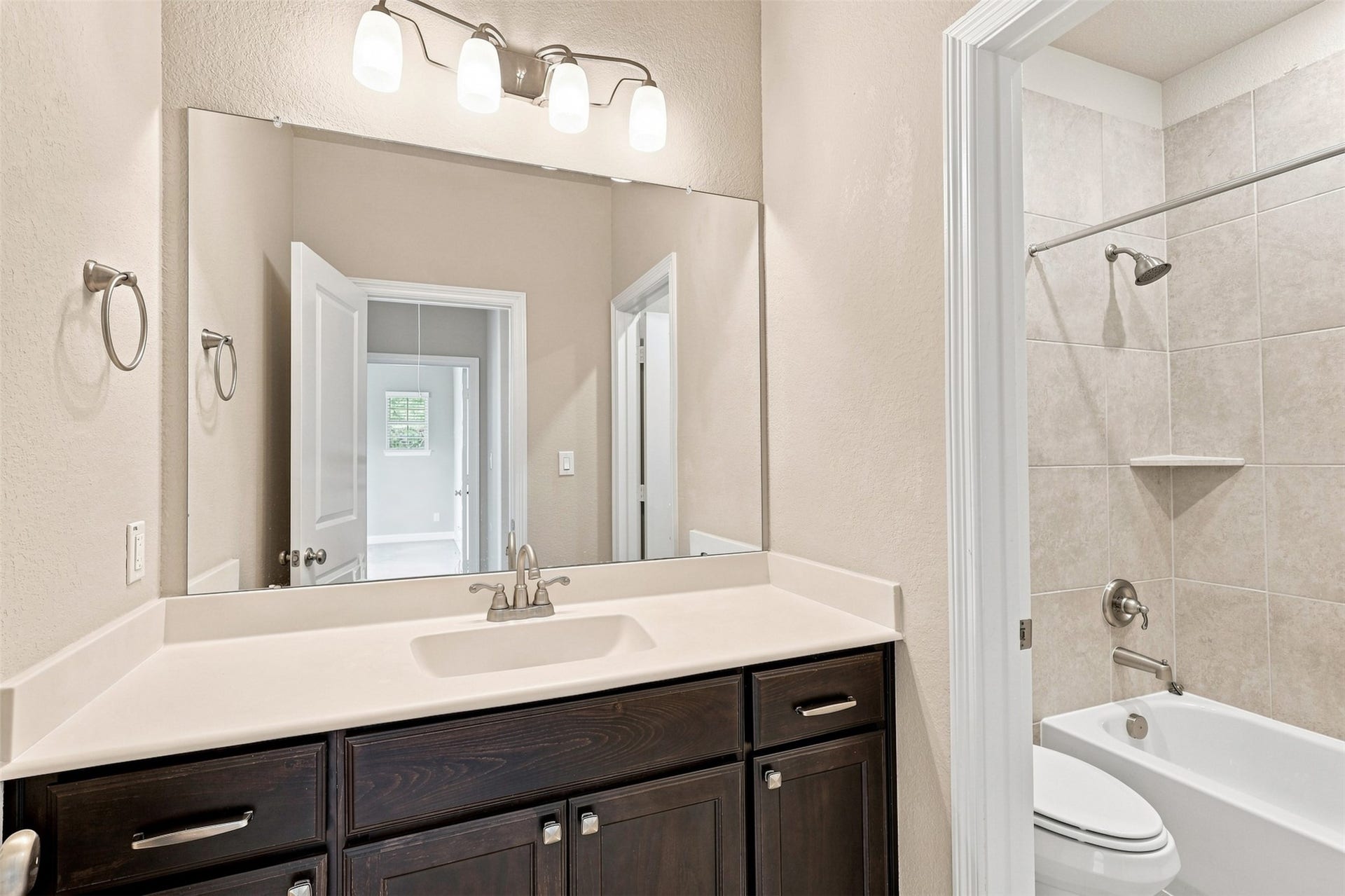 35 Gracenote Pl, The Woodlands, TX 77375 Full secondary bath