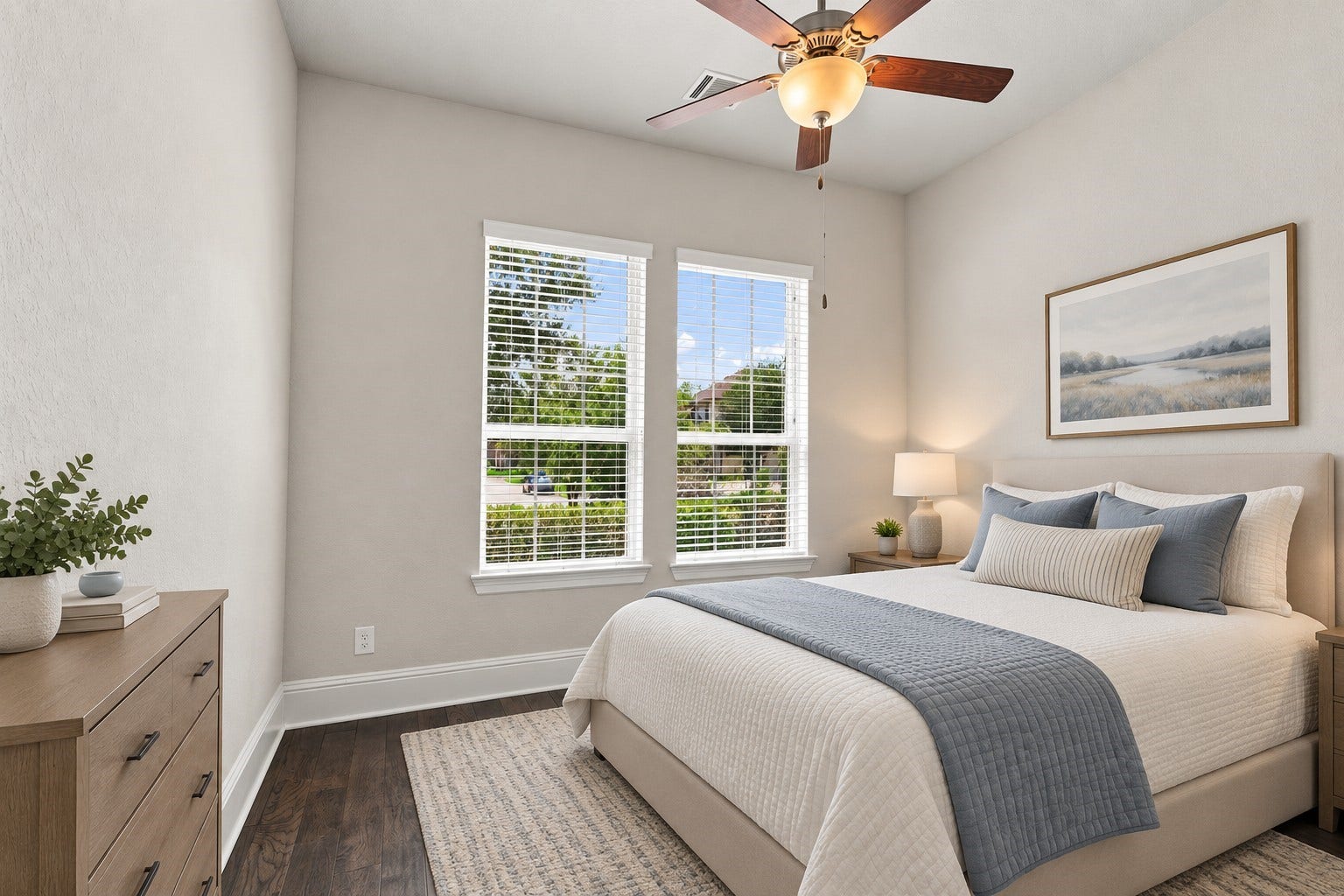 35 Gracenote Pl, The Woodlands, TX 77375 The secondary main-level bedroom features a private en-suite bath, creating a comfortable and private retreat for family or guests. VIRTUALLY STAGED