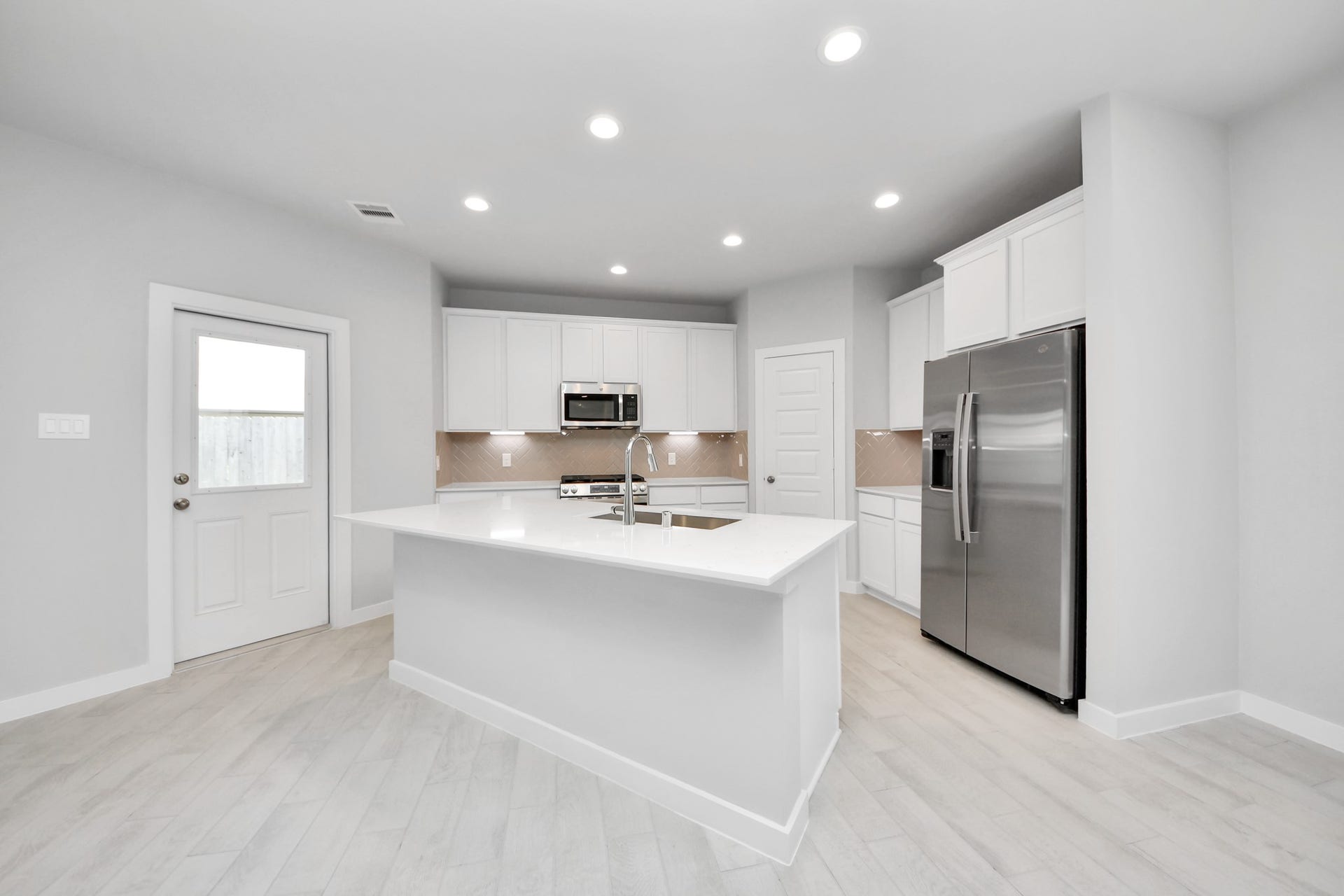 5826 Madison Trail Drive, Richmond, TX 77469 The kitchen is a culinary haven, featuring granite countertops, a tile backsplash, stainless steel appliances, 42 upper cabinets, and undercabinet lighting. Sample photo of completed home with similar floor plan. Actual colors and selections may vary.