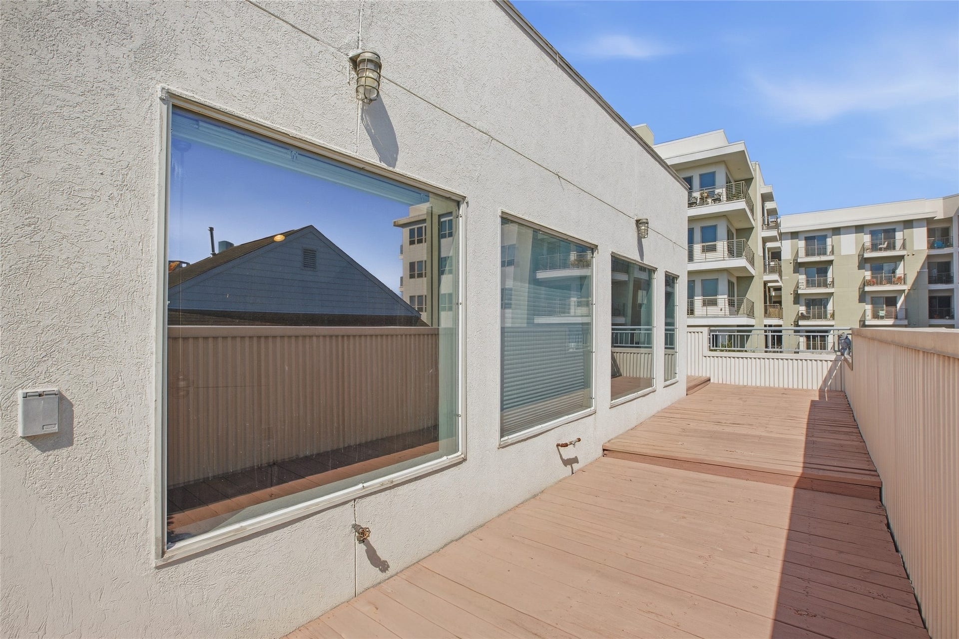 1803 Oneil Street, #C, Houston, TX 77019 Expansive private rooftop deck, perfect for morning coffee or sunset dinners.