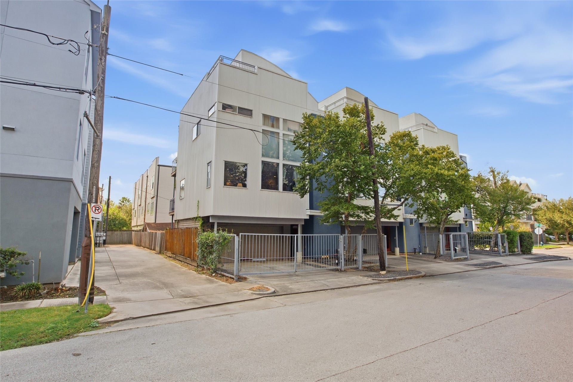 1803 Oneil Street, #C, Houston, TX 77019 Contemporary 3-story home in a walkable inner-loop pocket with shops & dining nearby.