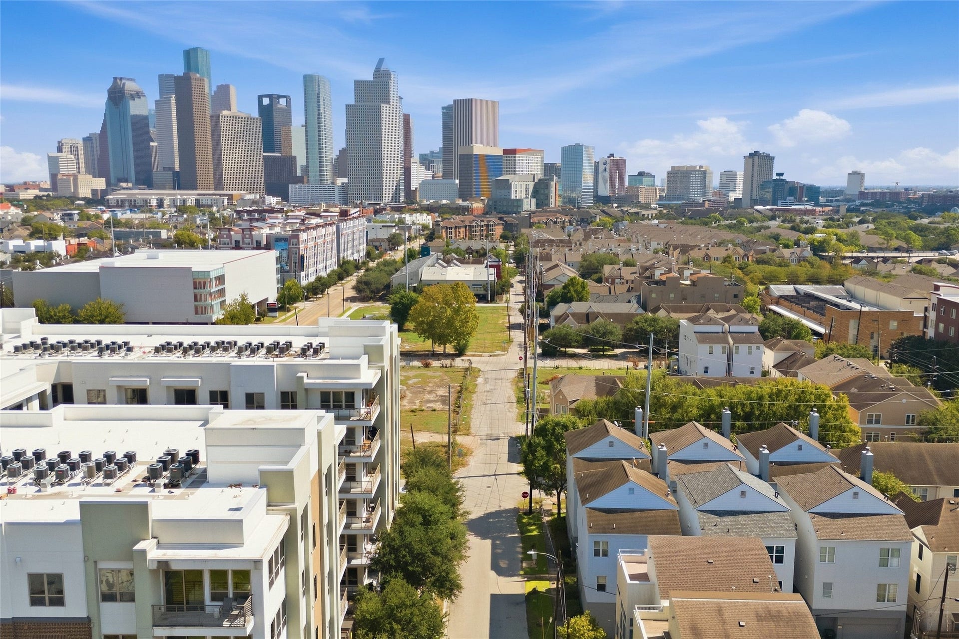 1803 Oneil Street, #C, Houston, TX 77019 Prime inner-loop setting near Downtown, Midtown & Montrose.
