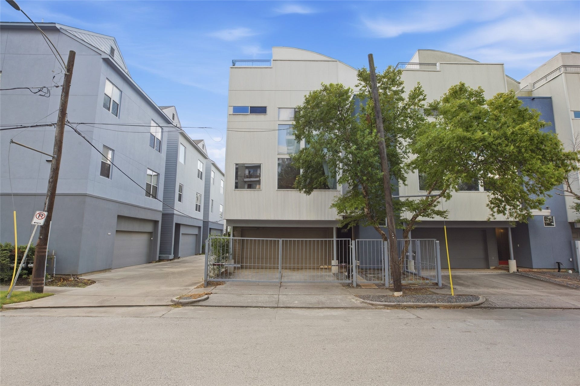 1803 Oneil Street, #C, Houston, TX 77019 Modern gated townhome on a tree-lined street, minutes from Downtown, Montrose & Midtown.