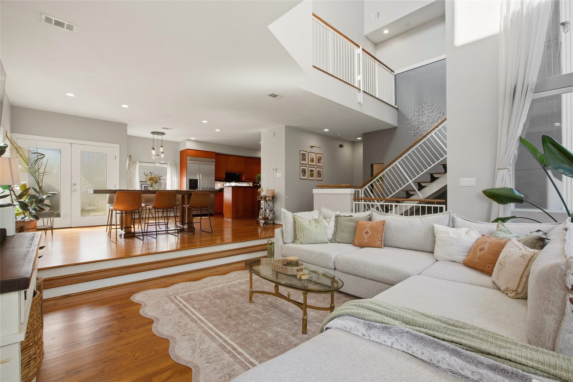 1803 Oneil Street, #C, Houston, TX 77019 Spacious living area with hardwood floors and an airy open layout.