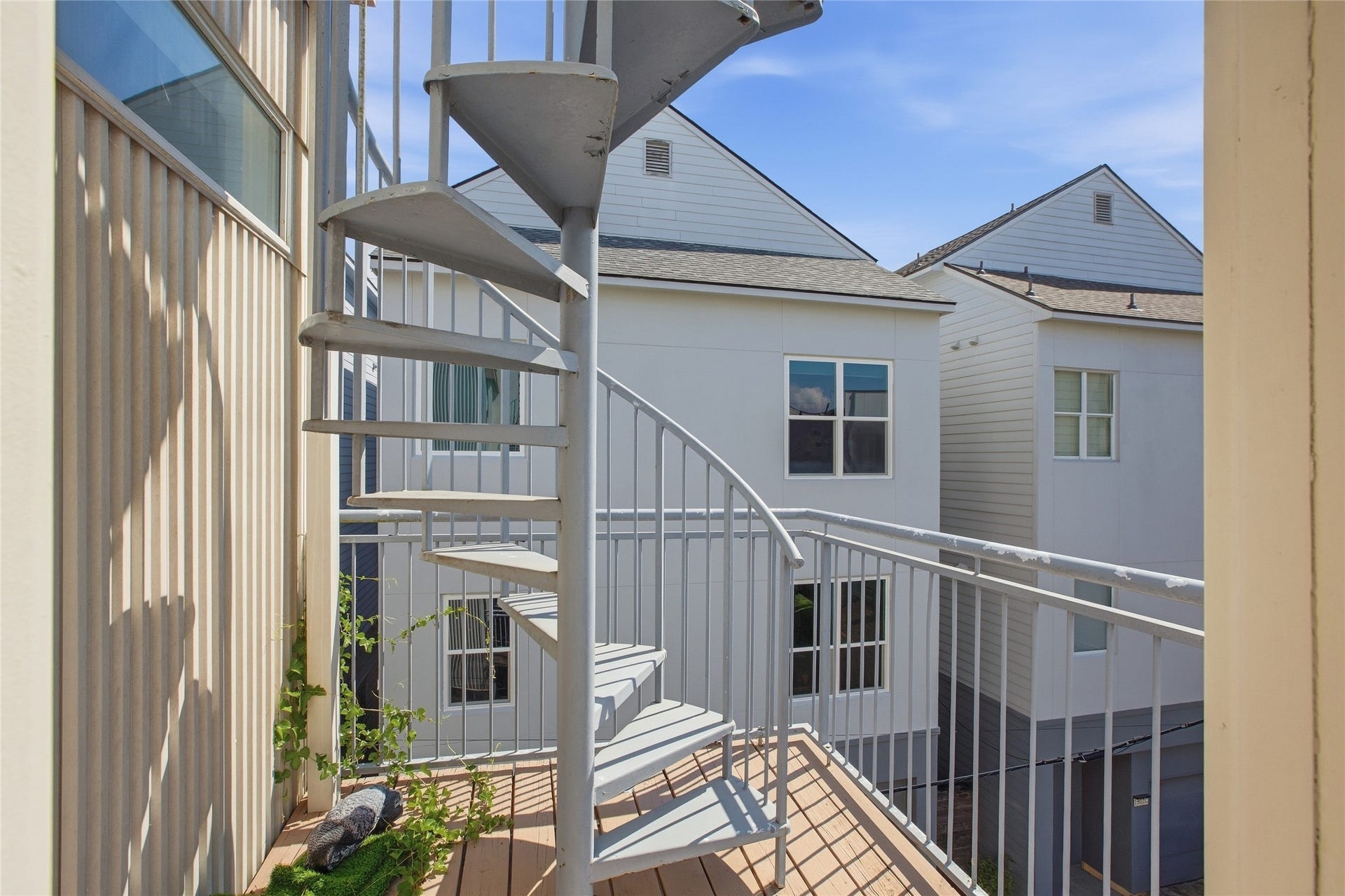 1803 Oneil Street, #C, Houston, TX 77019 Spiral staircase connects the balcony to the private rooftop deck.