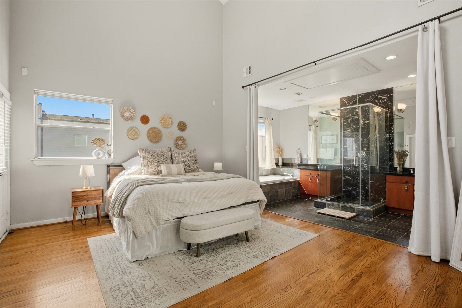 1803 Oneil Street, #C, Houston, TX 77019 Primary suite with vaulted ceilings and a spa-style ensuite bath.