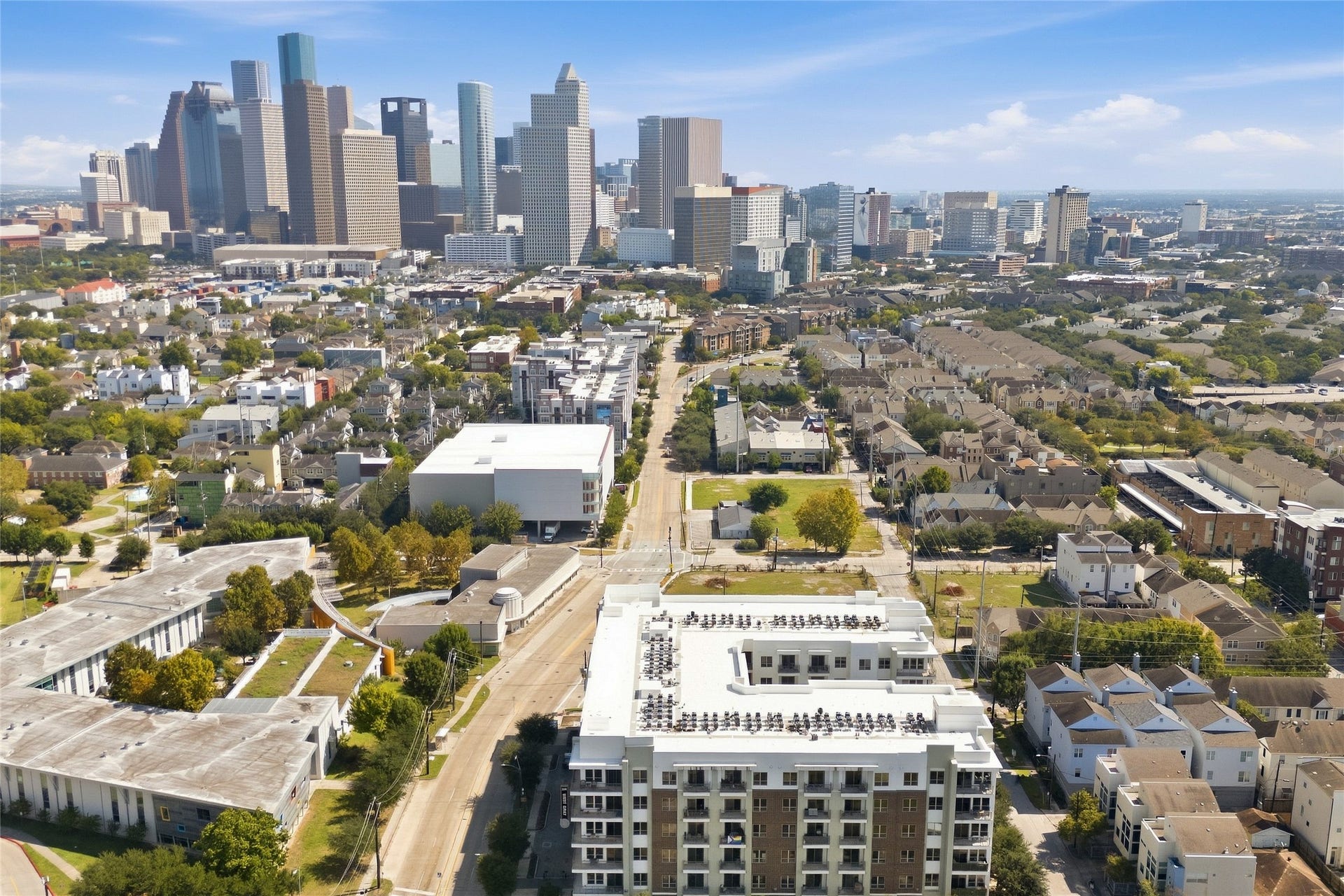 1803 Oneil Street, #C, Houston, TX 77019 Walkable neighborhood near Buffalo Bayou Park, trails & dining.