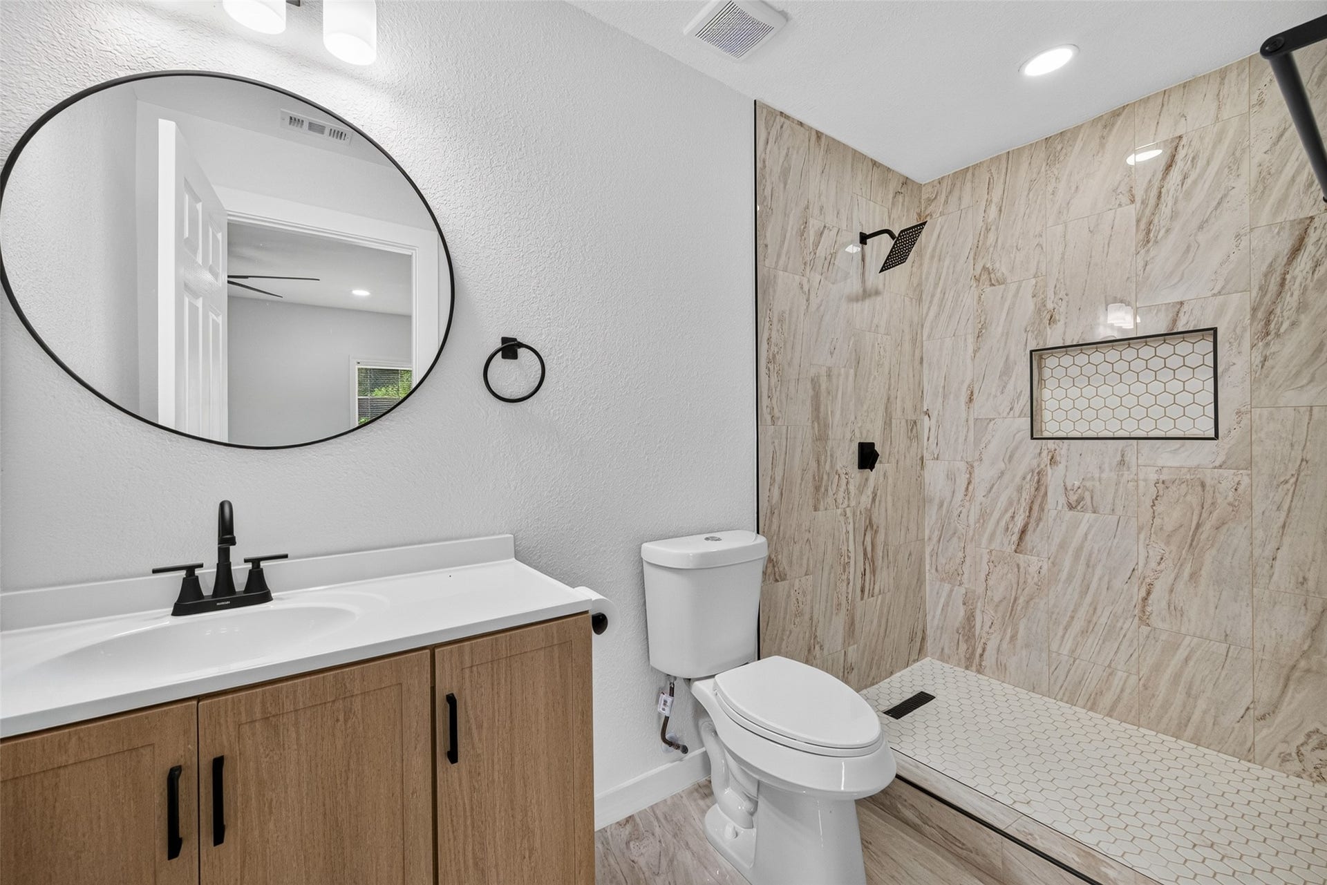 2909 Tarpey Avenue, Texas City, TX 77590 Representation of Primary bathroom