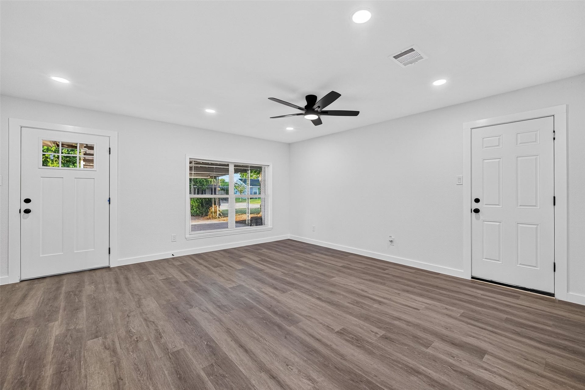 2909 Tarpey Avenue, Texas City, TX 77590 Representation of living room