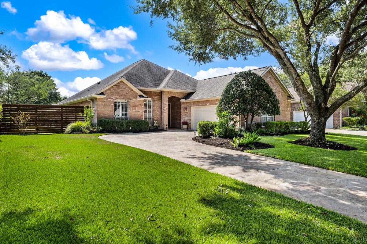 4 Crestwood Circle, Sugar Land, TX 77478 Beautiful stamped concrete extended driveway