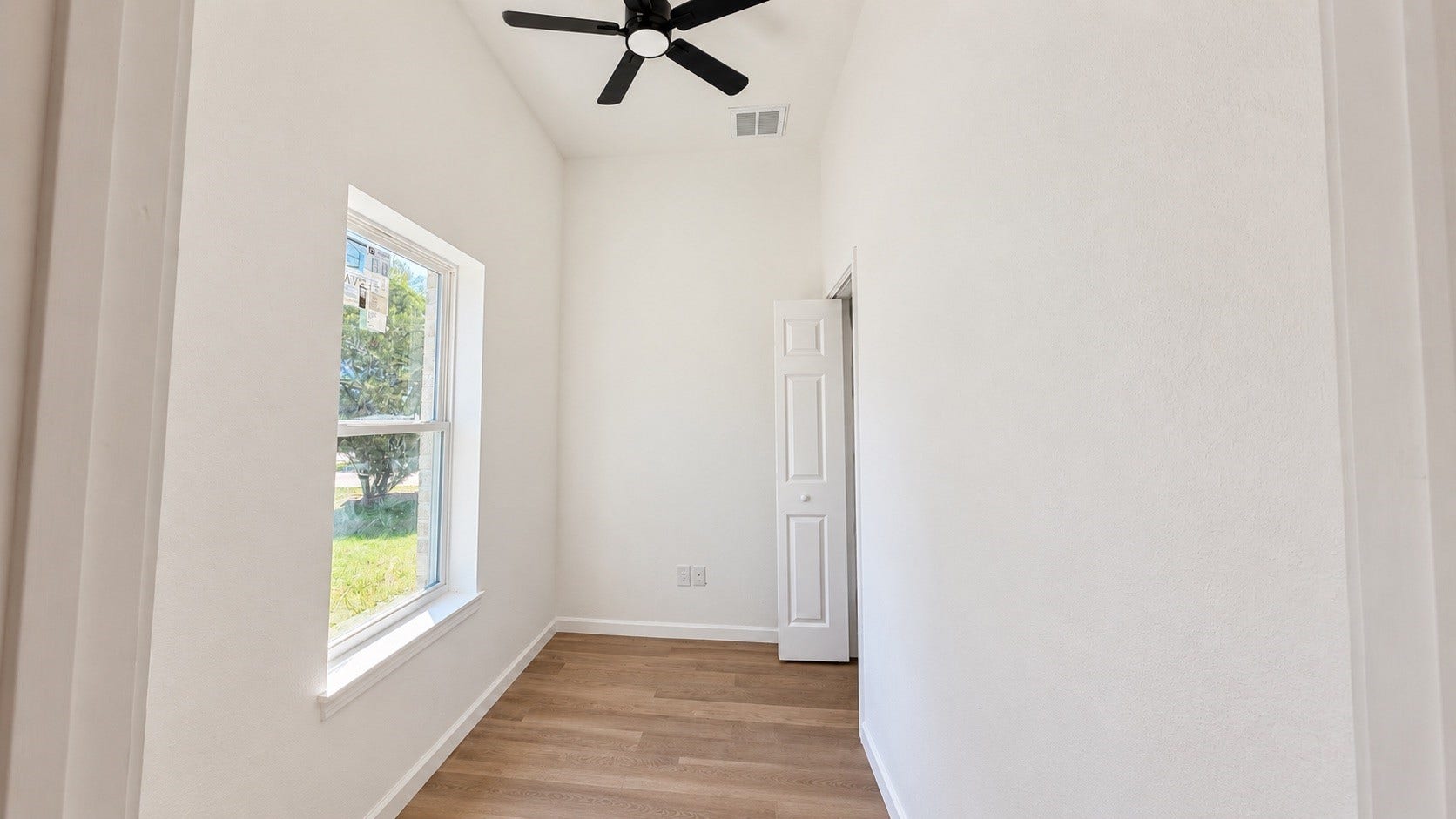 8715 Victoria Forest Drive, Houston, TX 77088 Room, perfect for a childrens playroom, bedroom, home office, or additional living space.