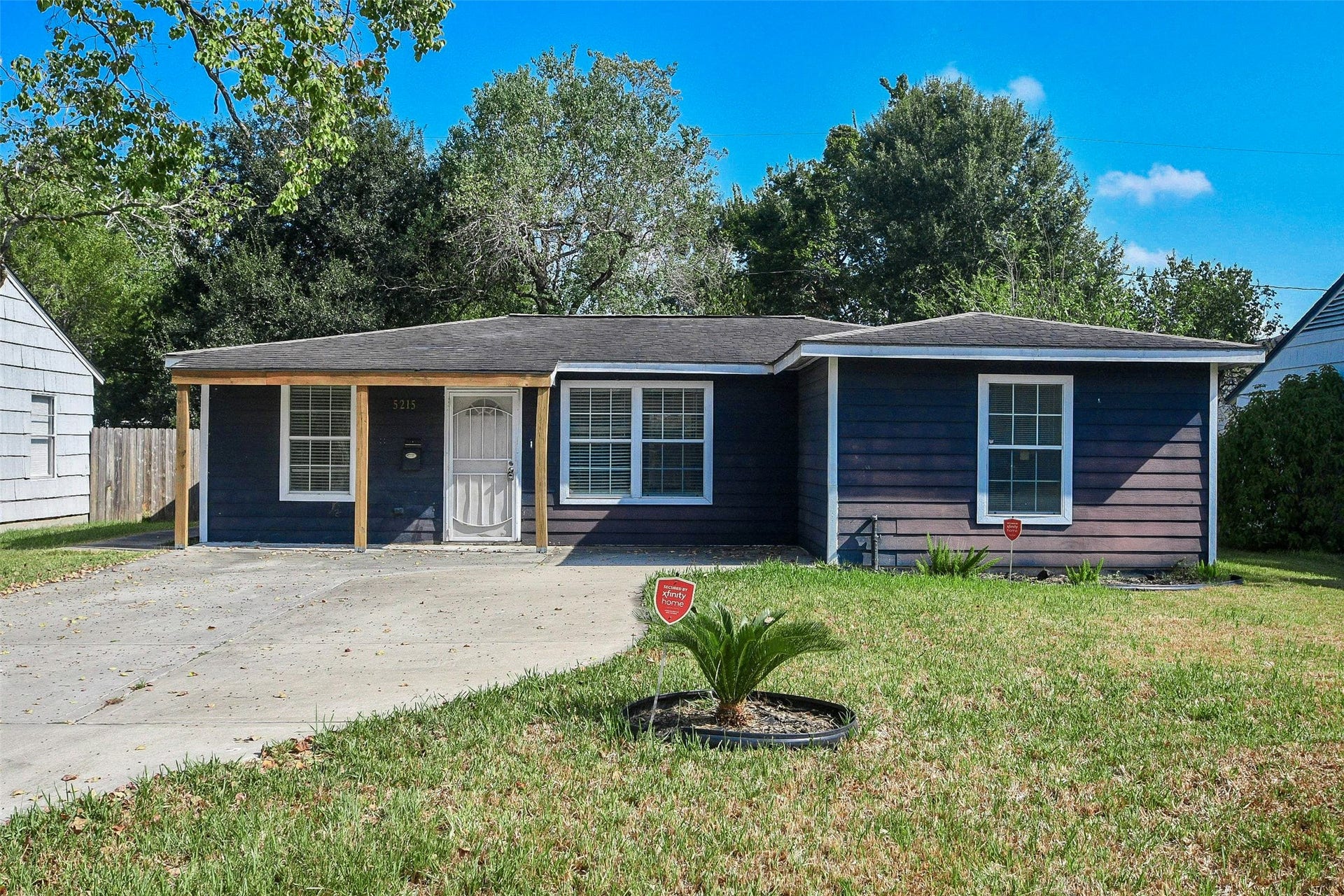 5215 Myrtlewood Street, Houston, TX 77033 Welcome to 5215 Myrtlewood St!