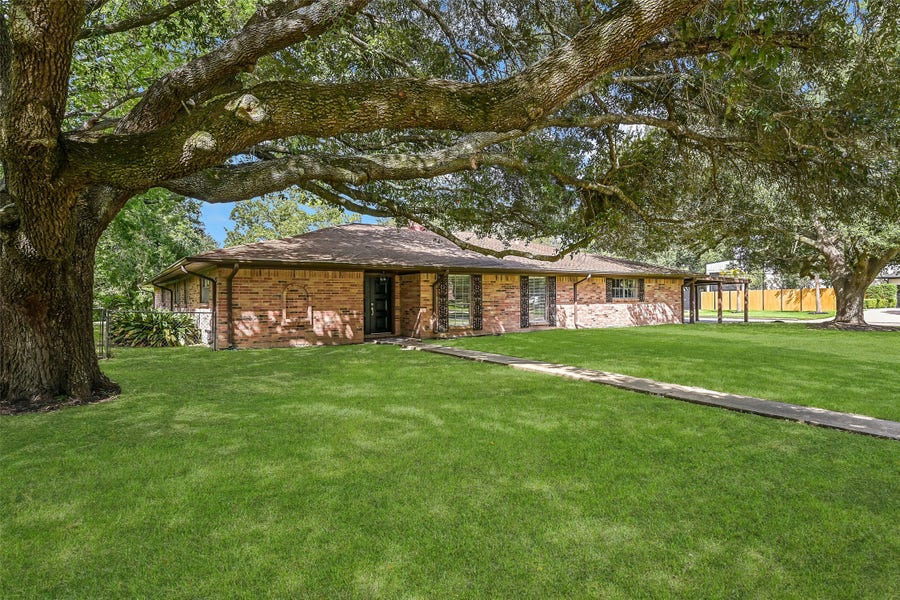 Property photo for 502 Misty Lane, Friendswood, TX