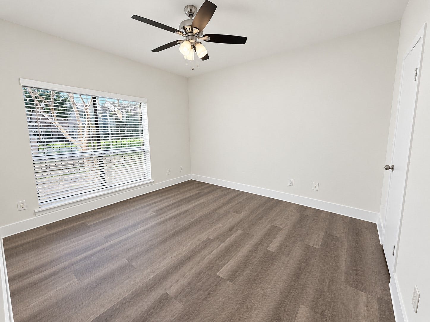 2025 Augusta Drive, #207, Houston, TX 77057 Primary Bedroom with walk in close