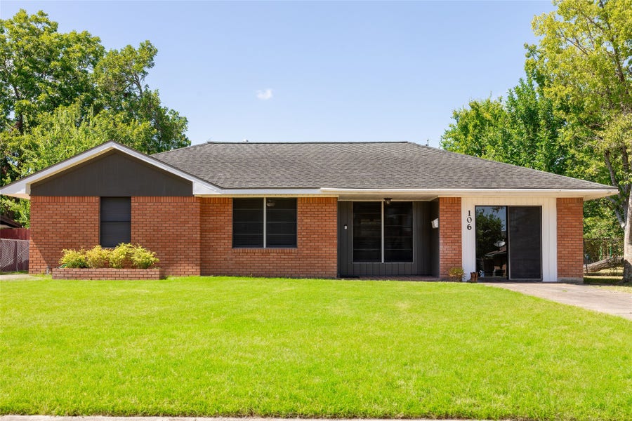 Property photo for 106 Mimosa st, Lake Jackson, TX
