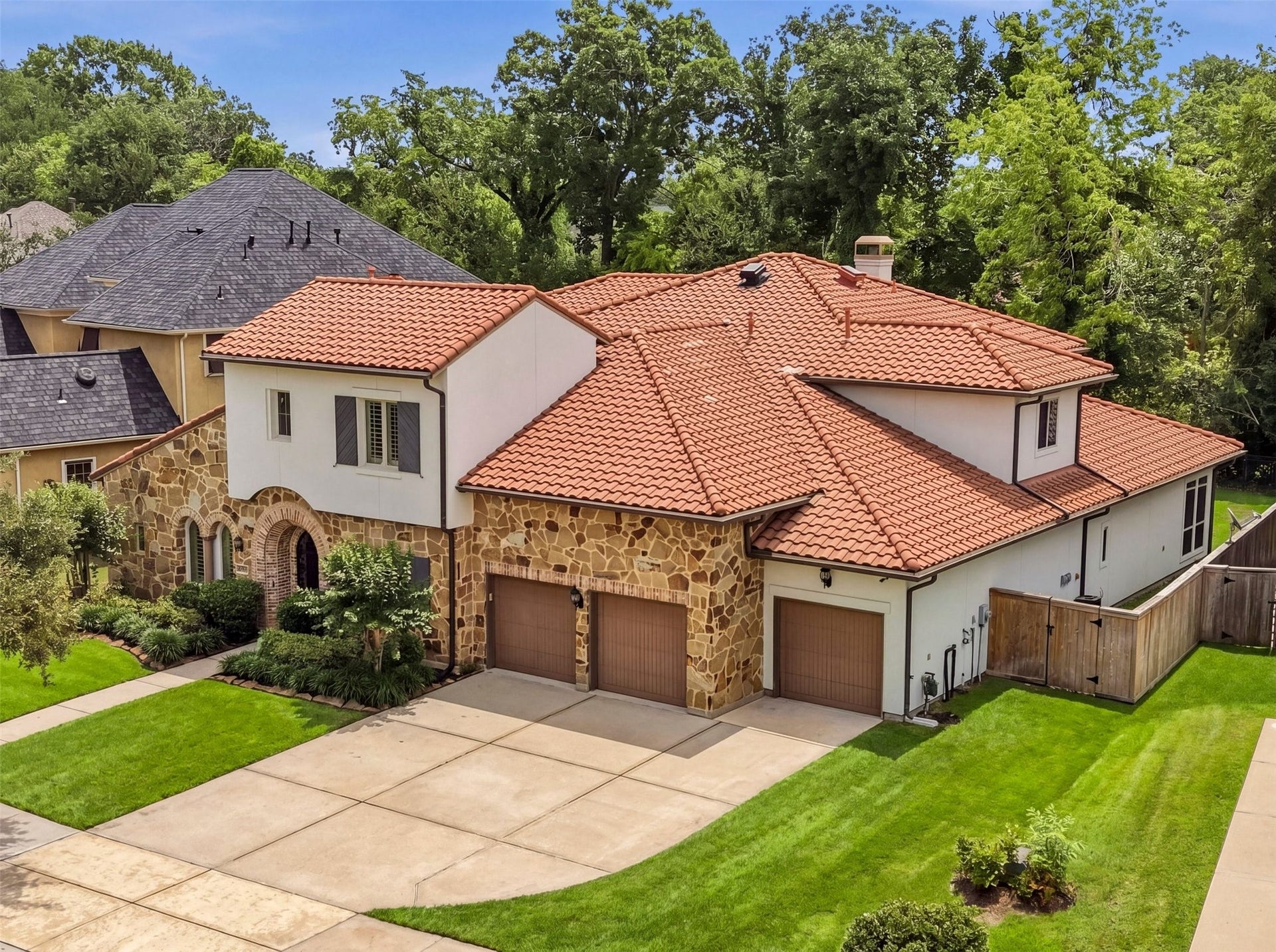 6139 Logan Creek Lane, Sugar Land, TX 77479 The Aida Younis Team presents 6139 Logan Creek in Avalon at Riverstone!