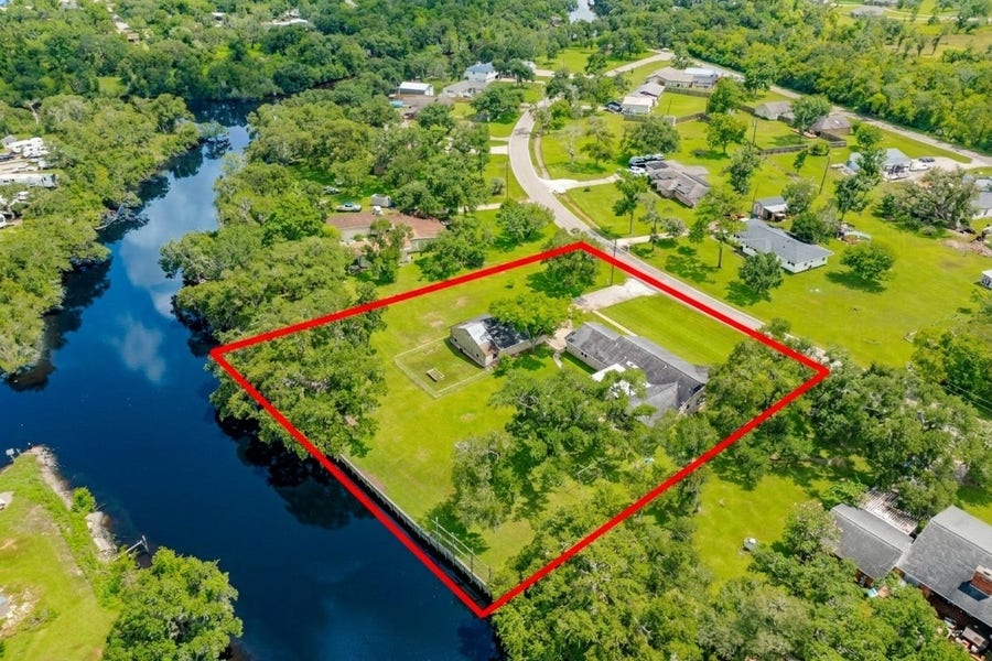 Property photo for 511 Edgewater Street, Clute, TX