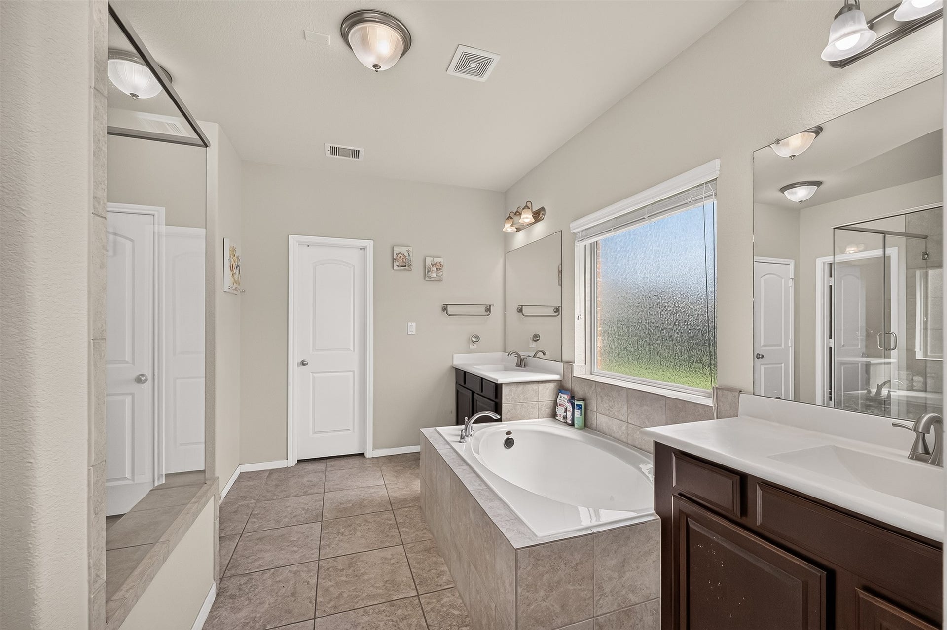 6111 Wayne Way, Rosenberg, TX 77471 The primary bathroom pairs a soaking tub with a separate glass-enclosed shower.