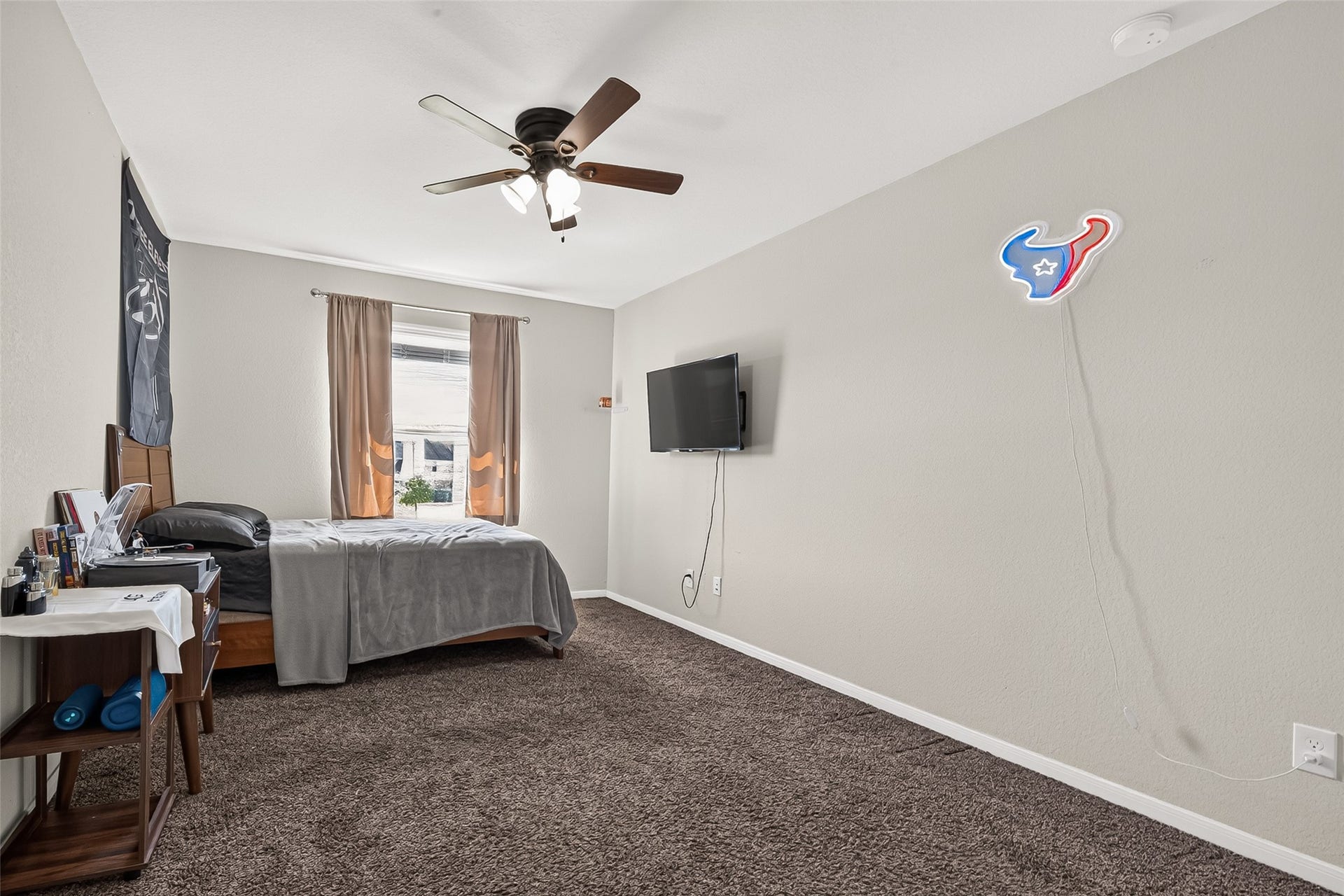 6111 Wayne Way, Rosenberg, TX 77471 An upstairs bedroom offers carpet flooring, natural light, and a ceiling fan.