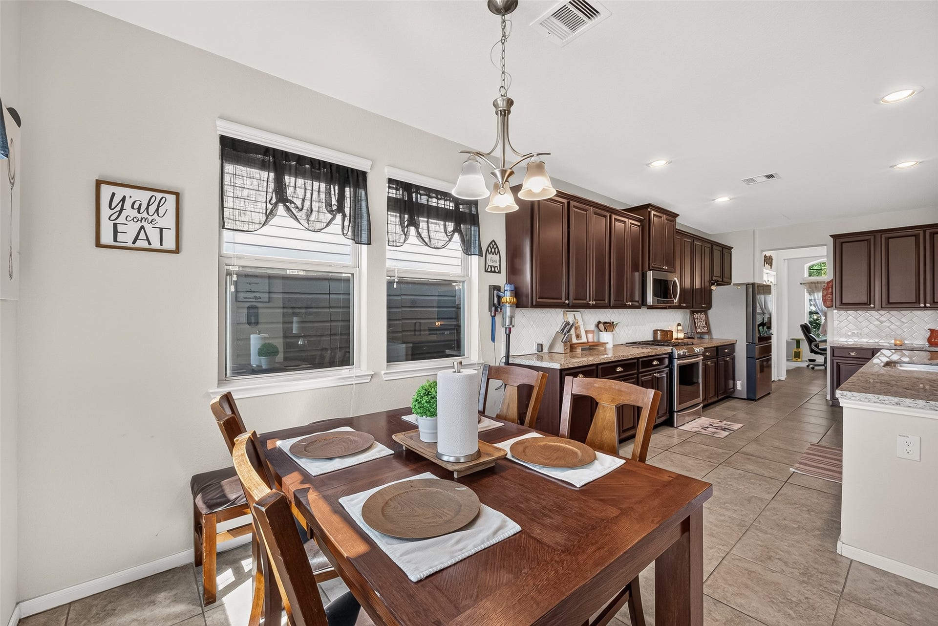 6111 Wayne Way, Rosenberg, TX 77471 The breakfast area sits conveniently between the kitchen and covered back patio.